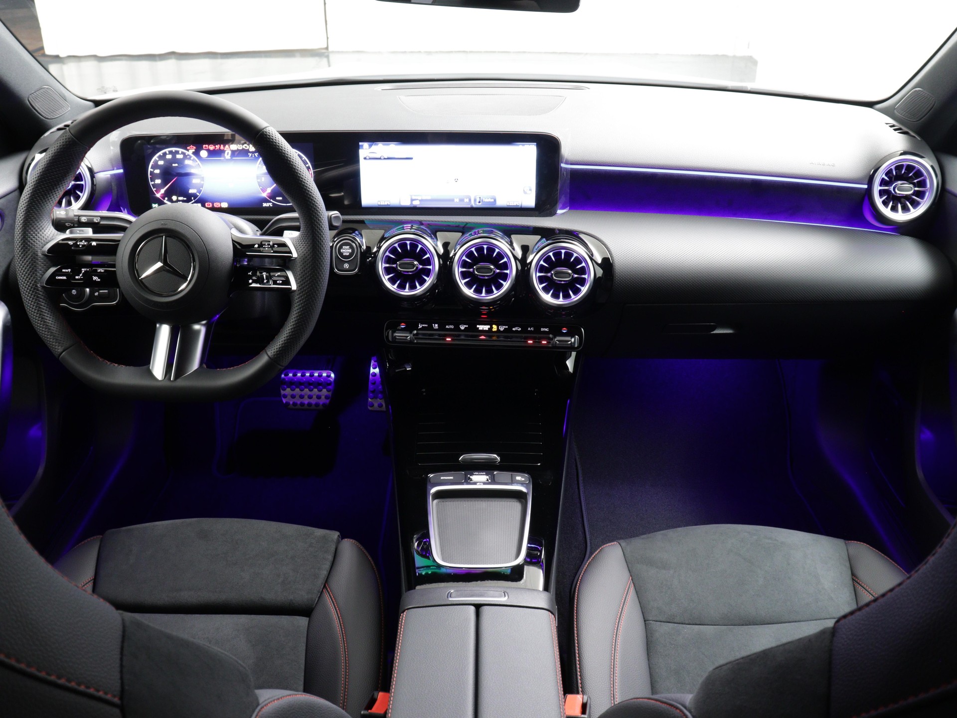 MERCEDES-BENZ A 180 Night Star AMG Line-image-6