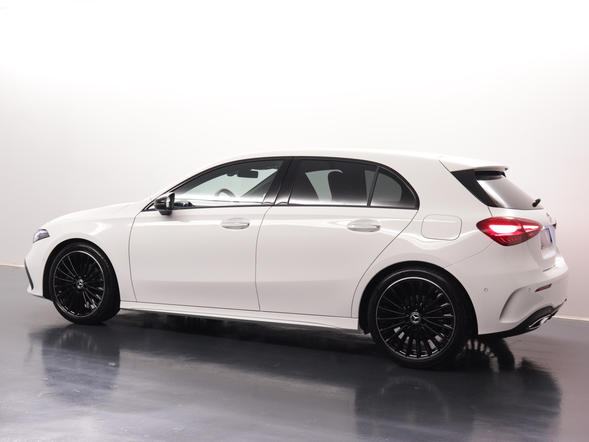 MERCEDES-BENZ A 180 Night Star AMG Line-image-3