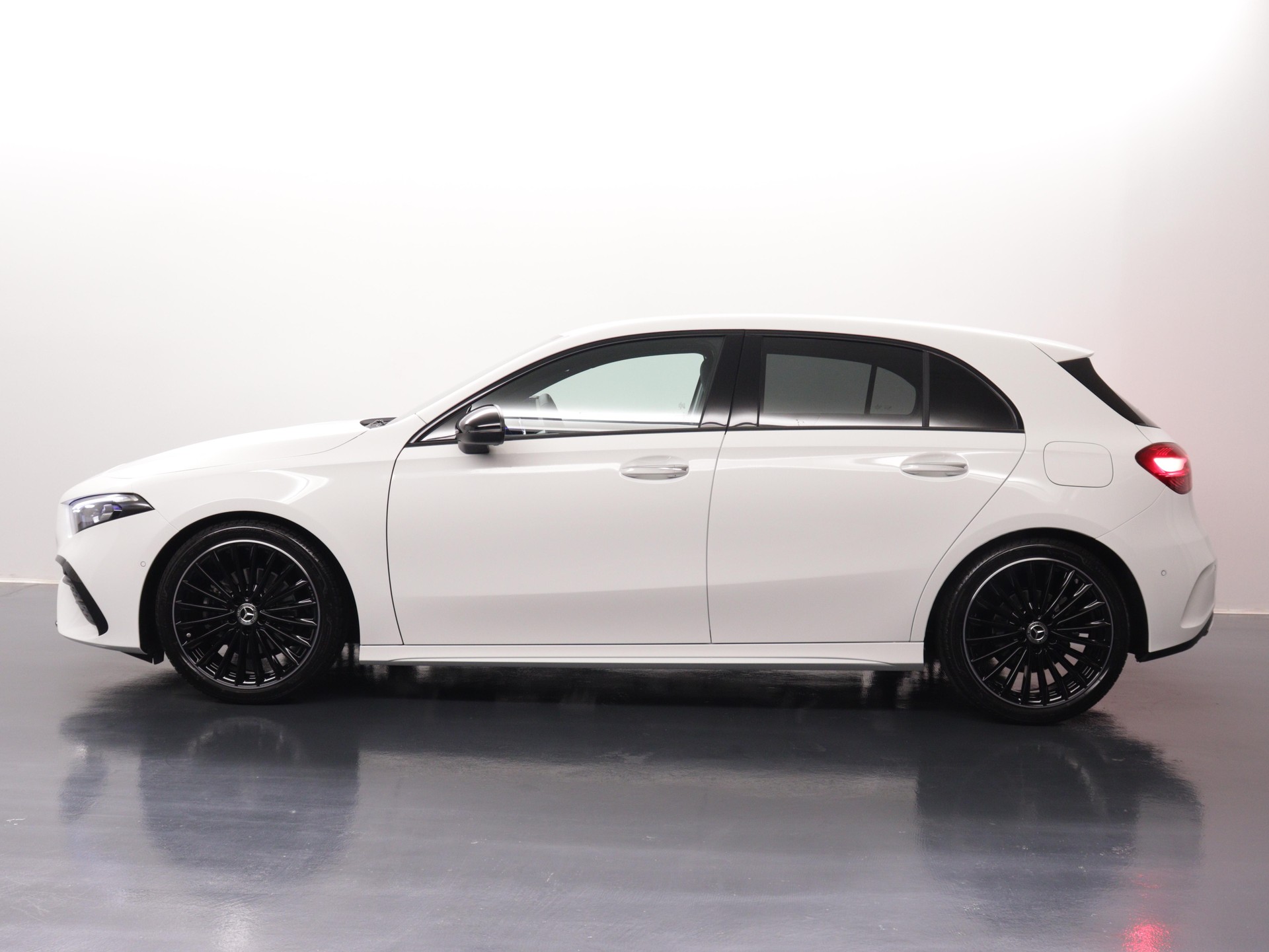MERCEDES-BENZ A 180 Night Star AMG Line-image-2