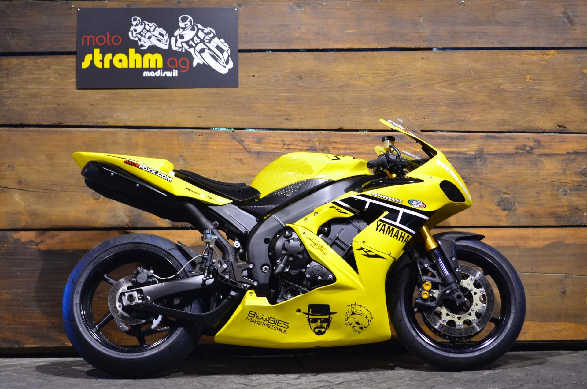 YAMAHA YZF-R1-showroom-element-1