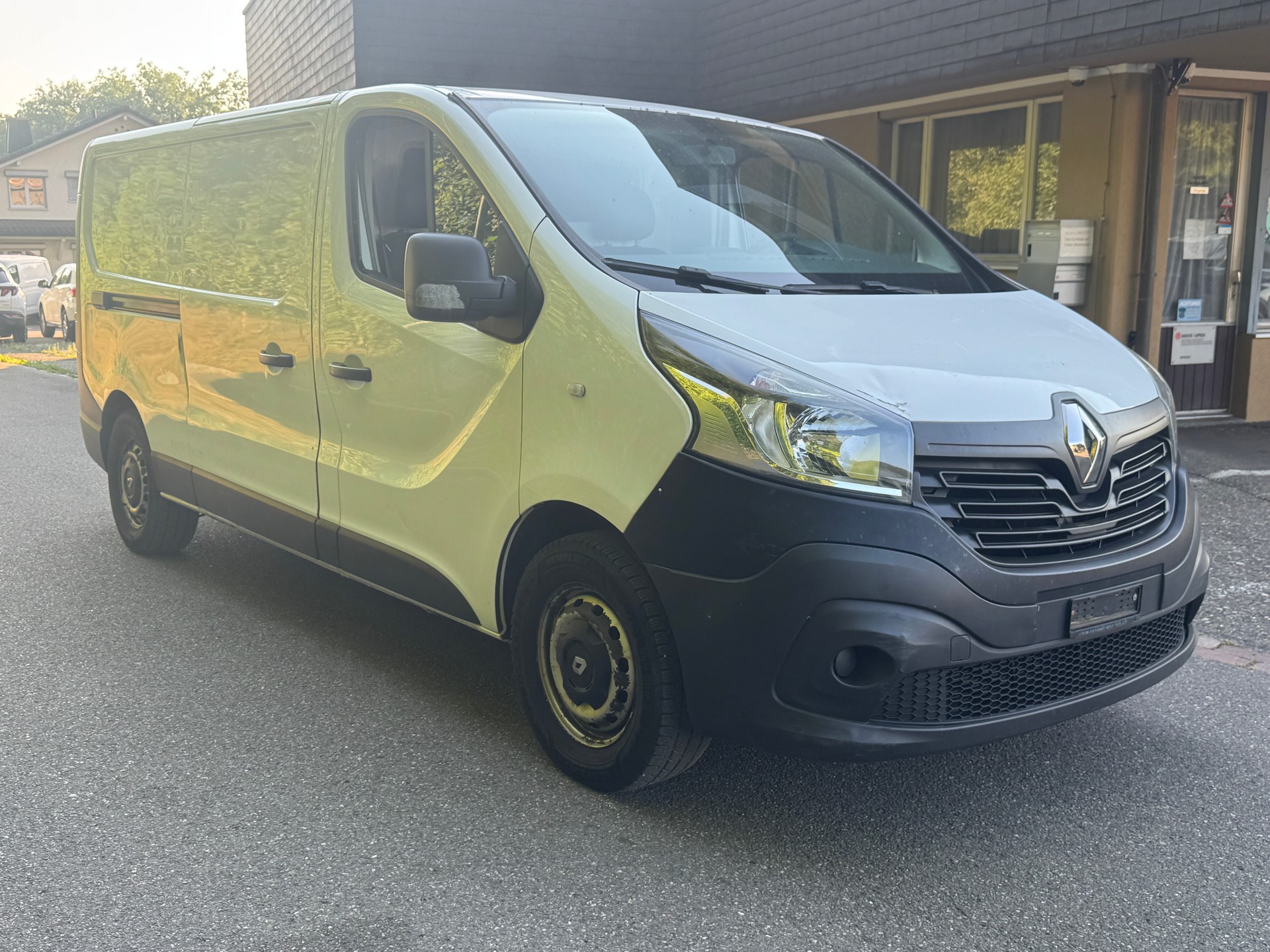RENAULT Clio 1.2 16V T Swiss Edition EDC-image-0