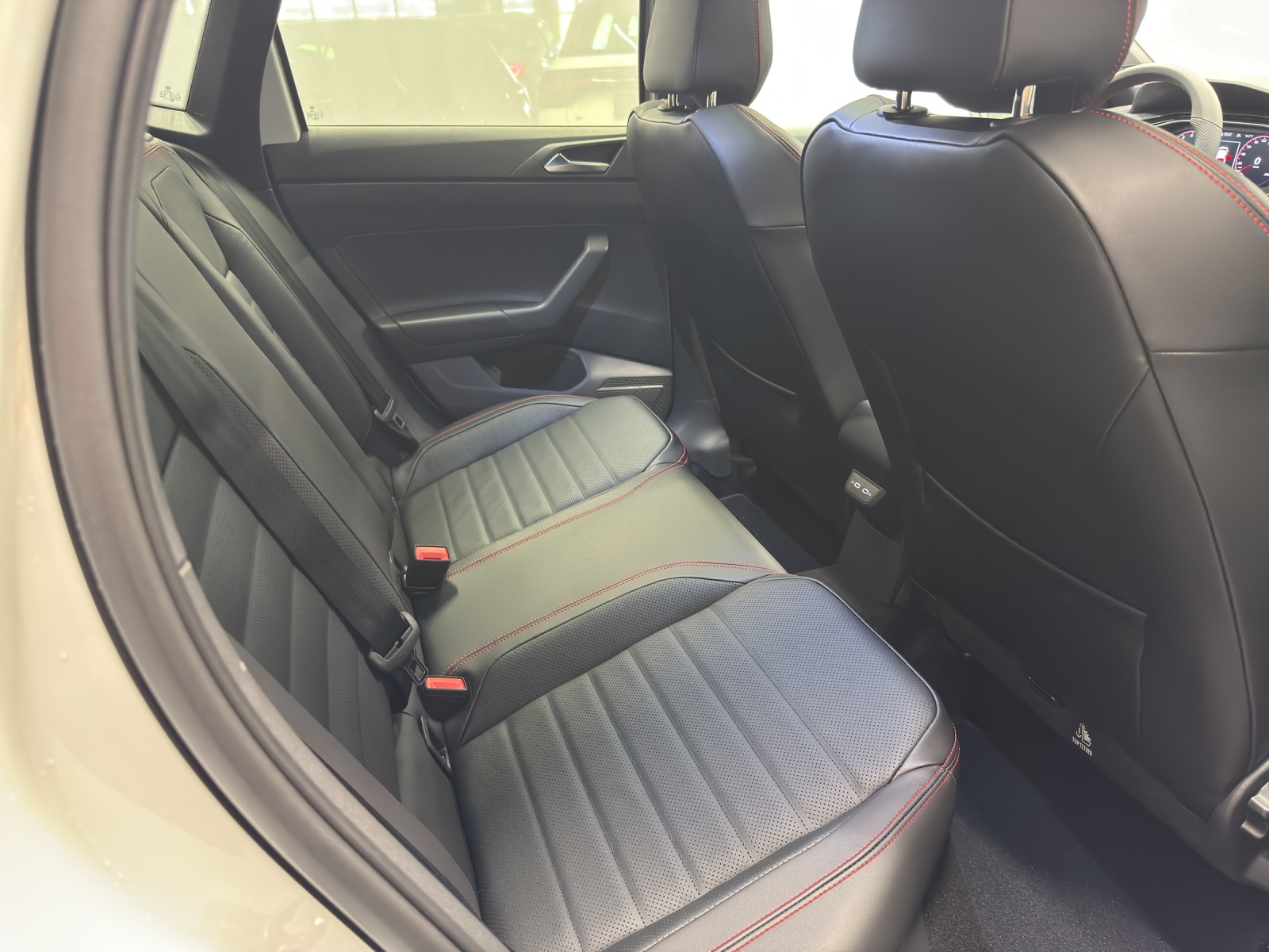 VW Polo 2.0 TSI GTI DSG-image-9