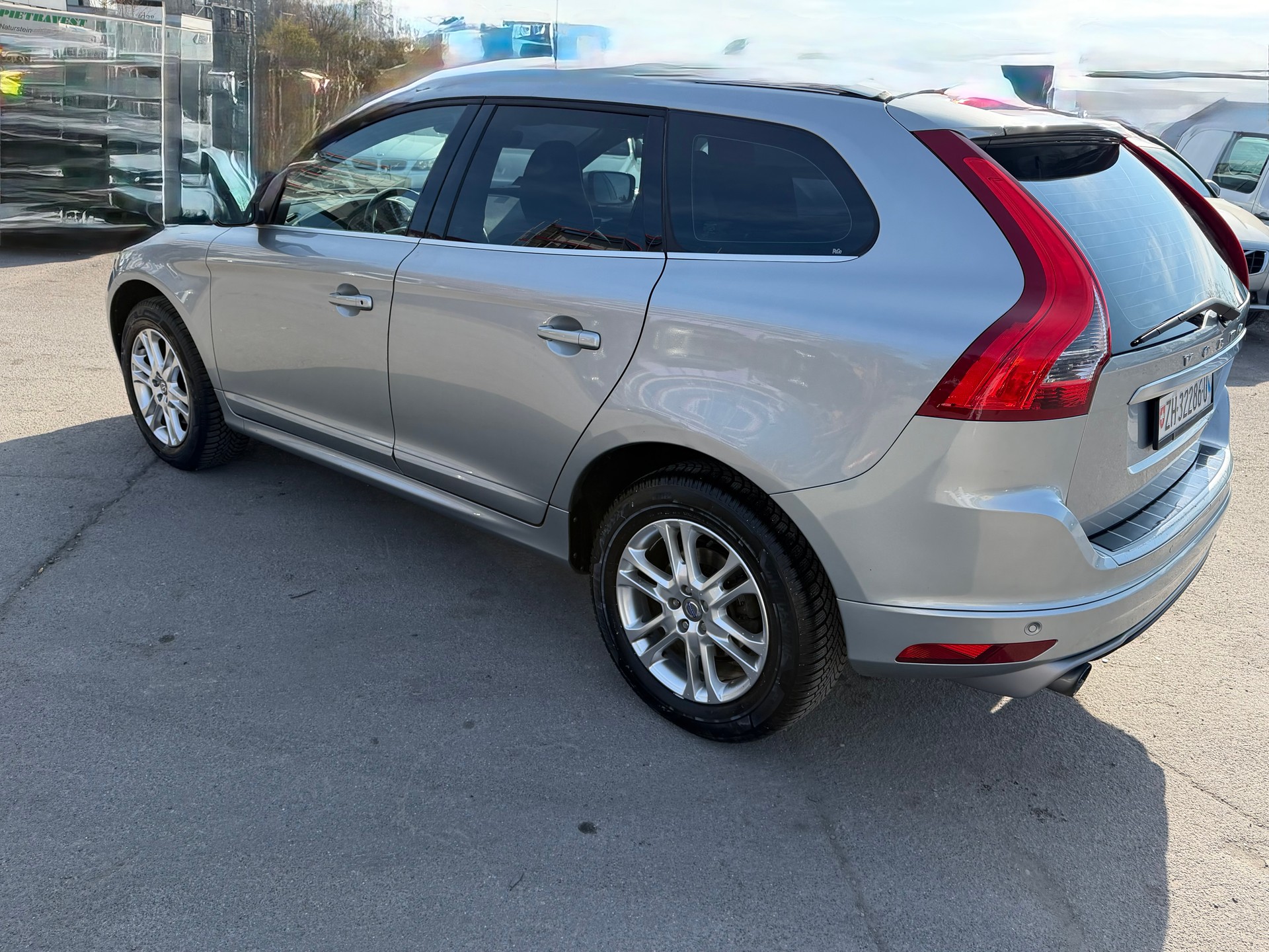 VOLVO XC60 T5 Momentum R-Design Geartronic-image-6