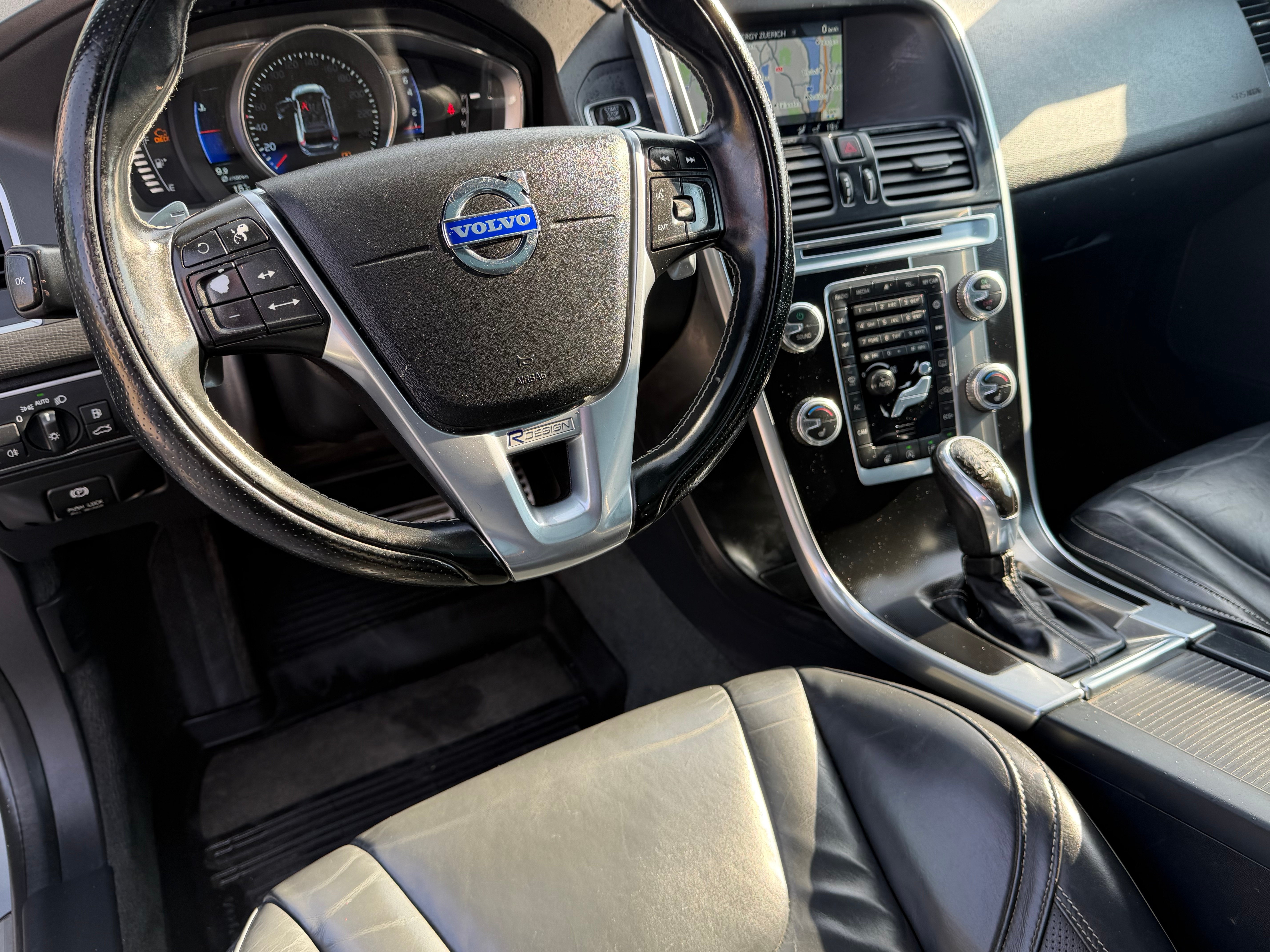 VOLVO XC60 T5 Momentum R-Design Geartronic — slika 16
