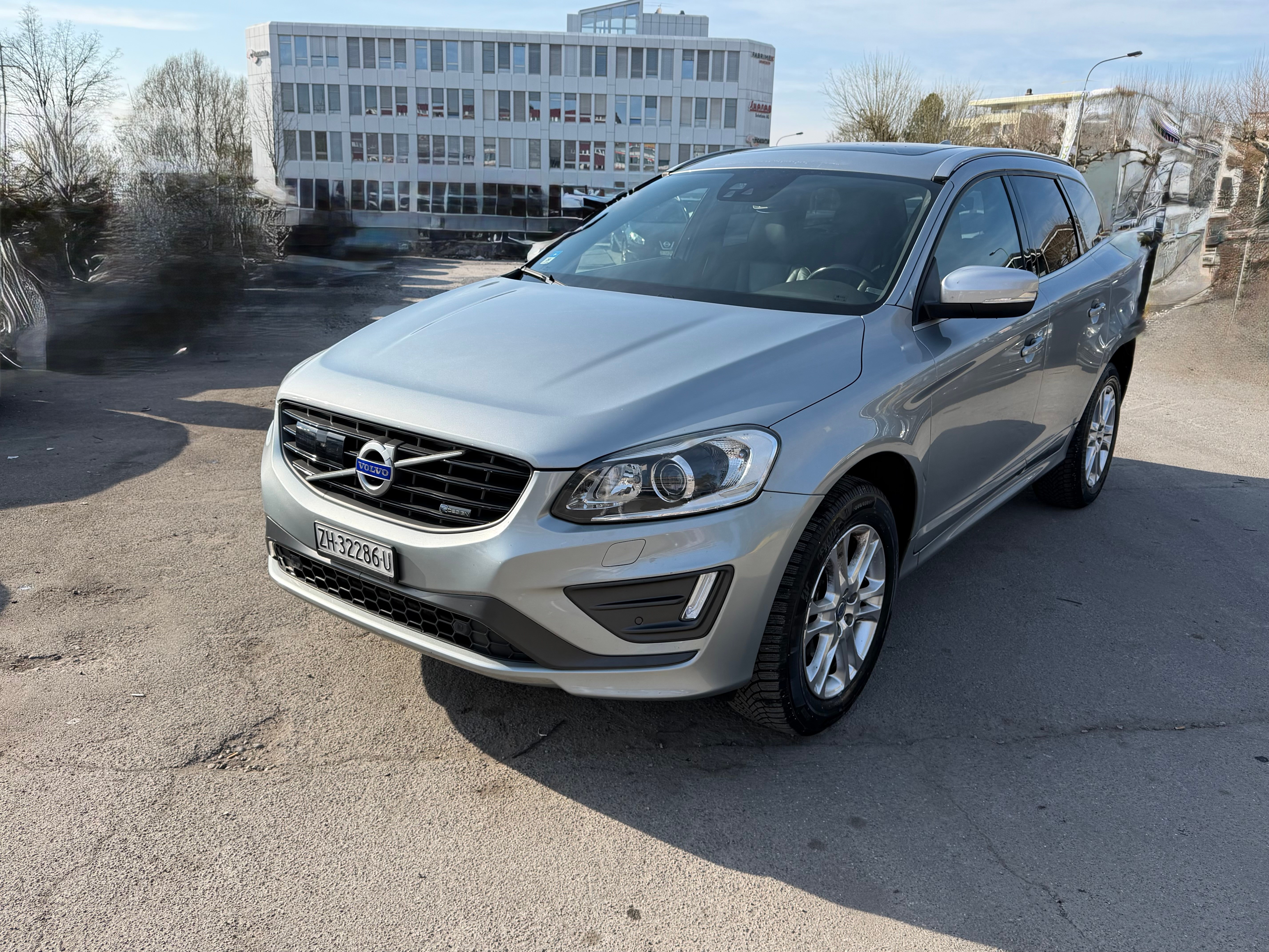 VOLVO XC60 T5 Momentum R-Design Geartronic — slika 1