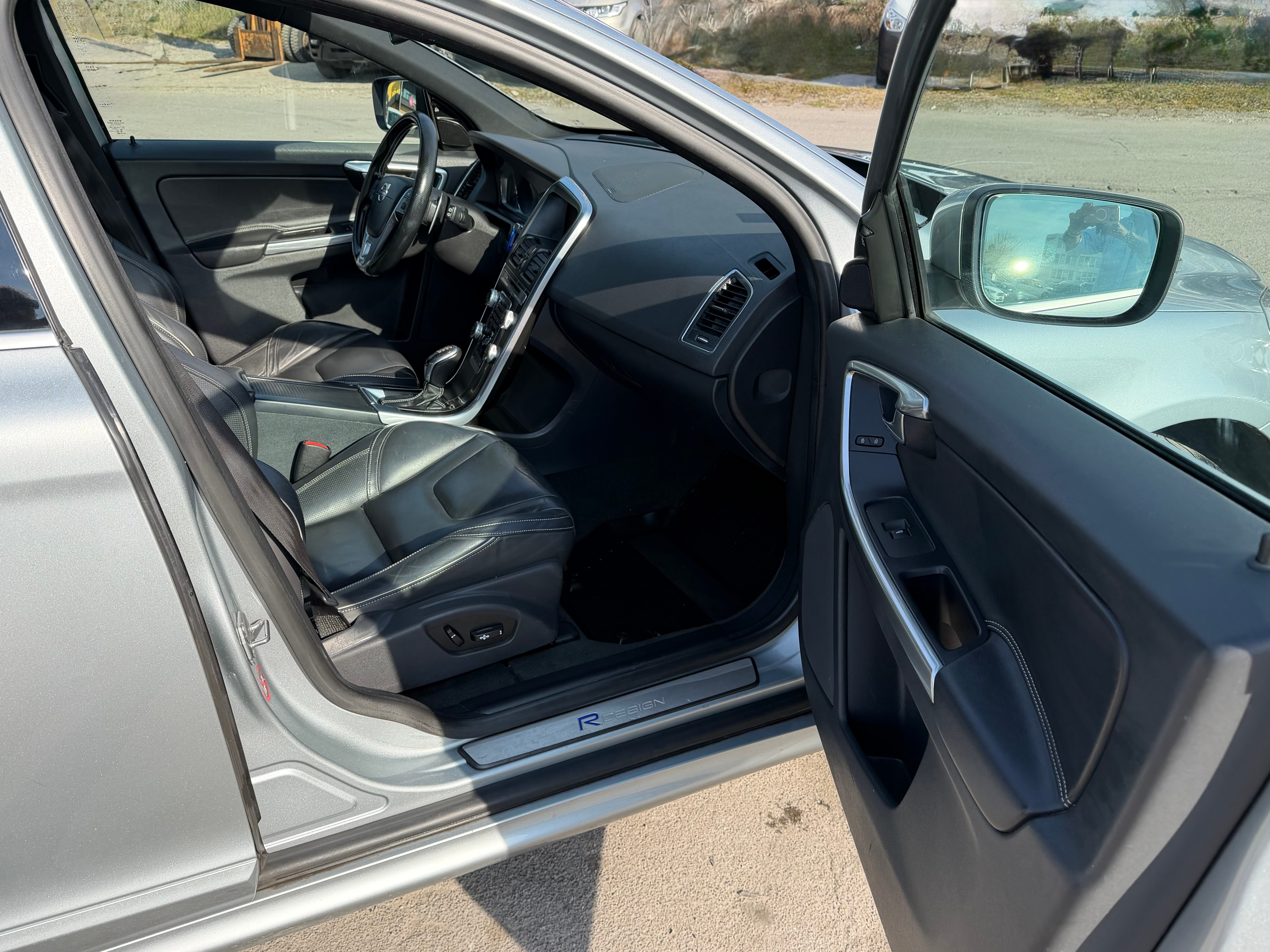 VOLVO XC60 T5 Momentum R-Design Geartronic — slika 10