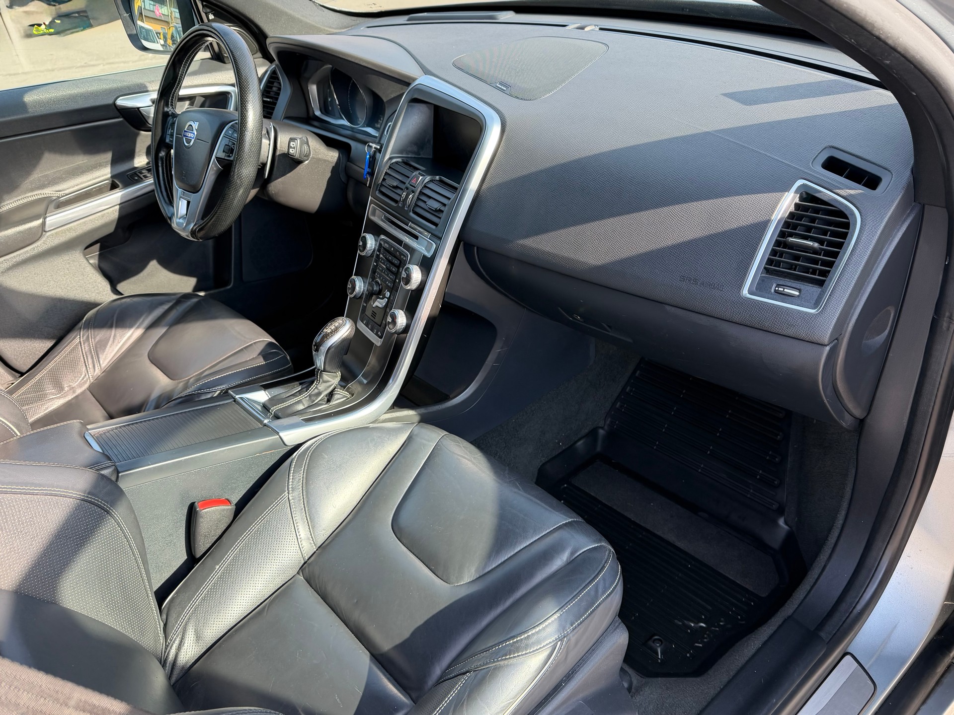 VOLVO XC60 T5 Momentum R-Design Geartronic-image-10