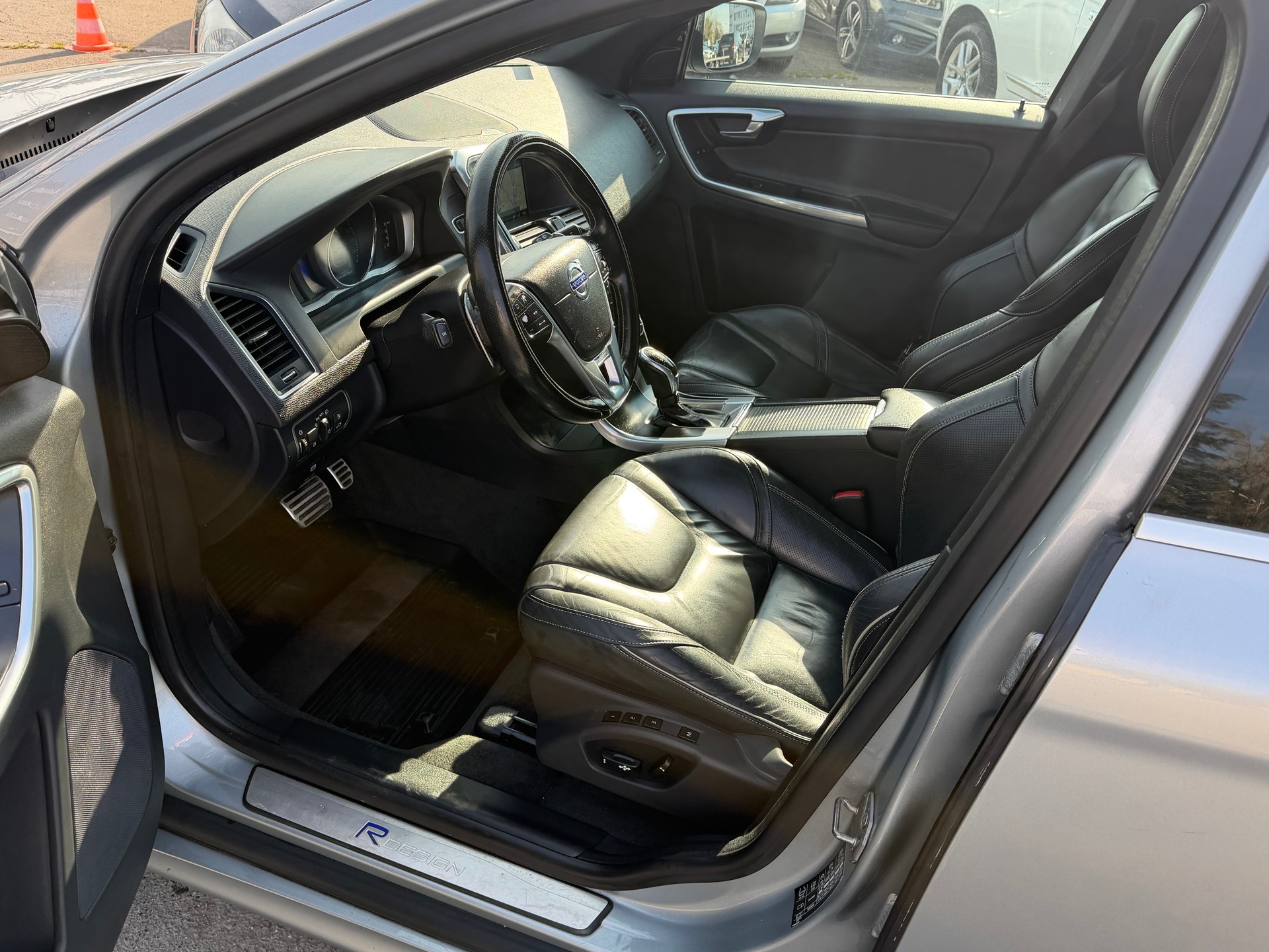 VOLVO XC60 T5 Momentum R-Design Geartronic-image-16