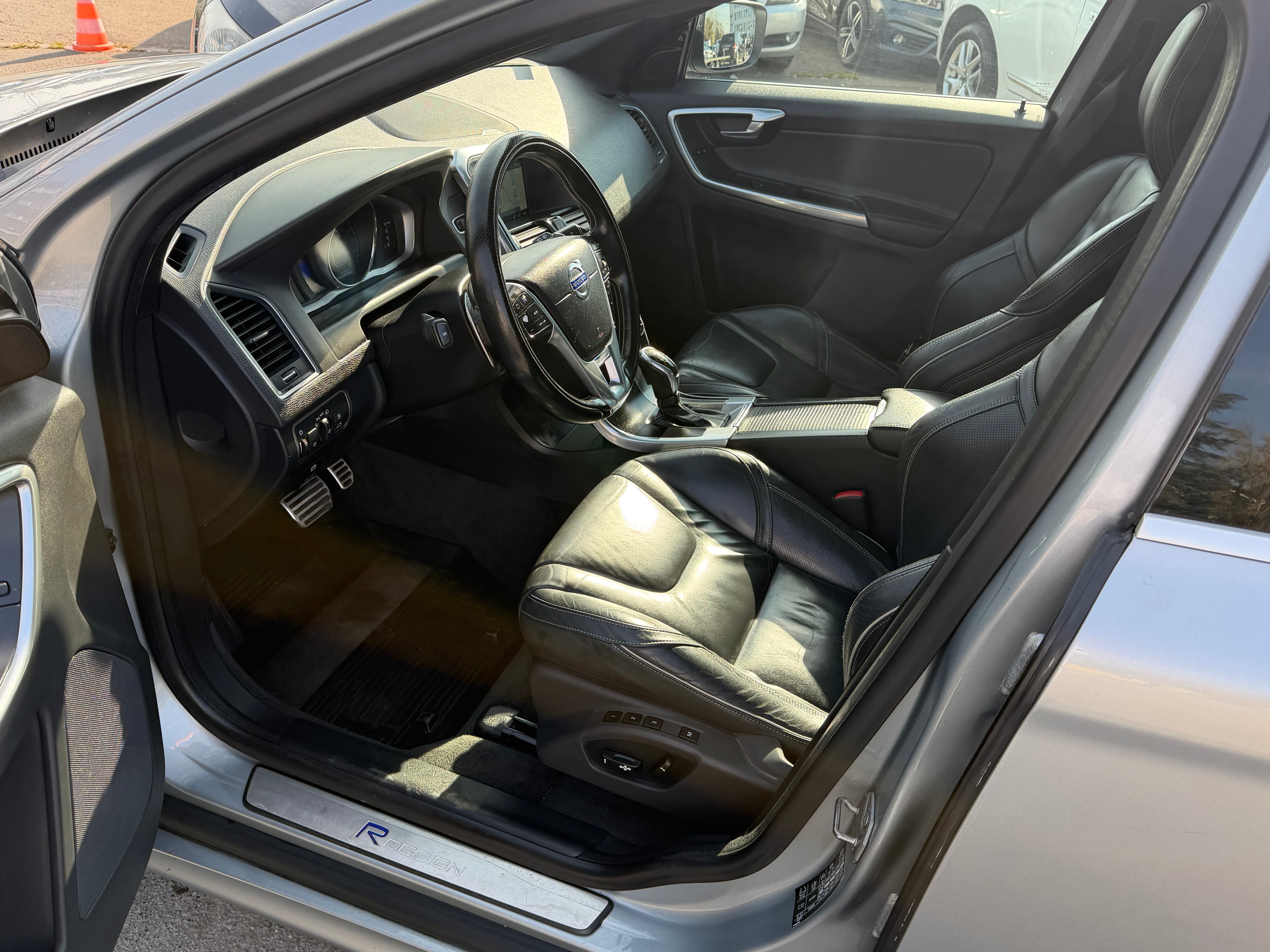 VOLVO XC60 T5 Momentum R-Design Geartronic — slika 17
