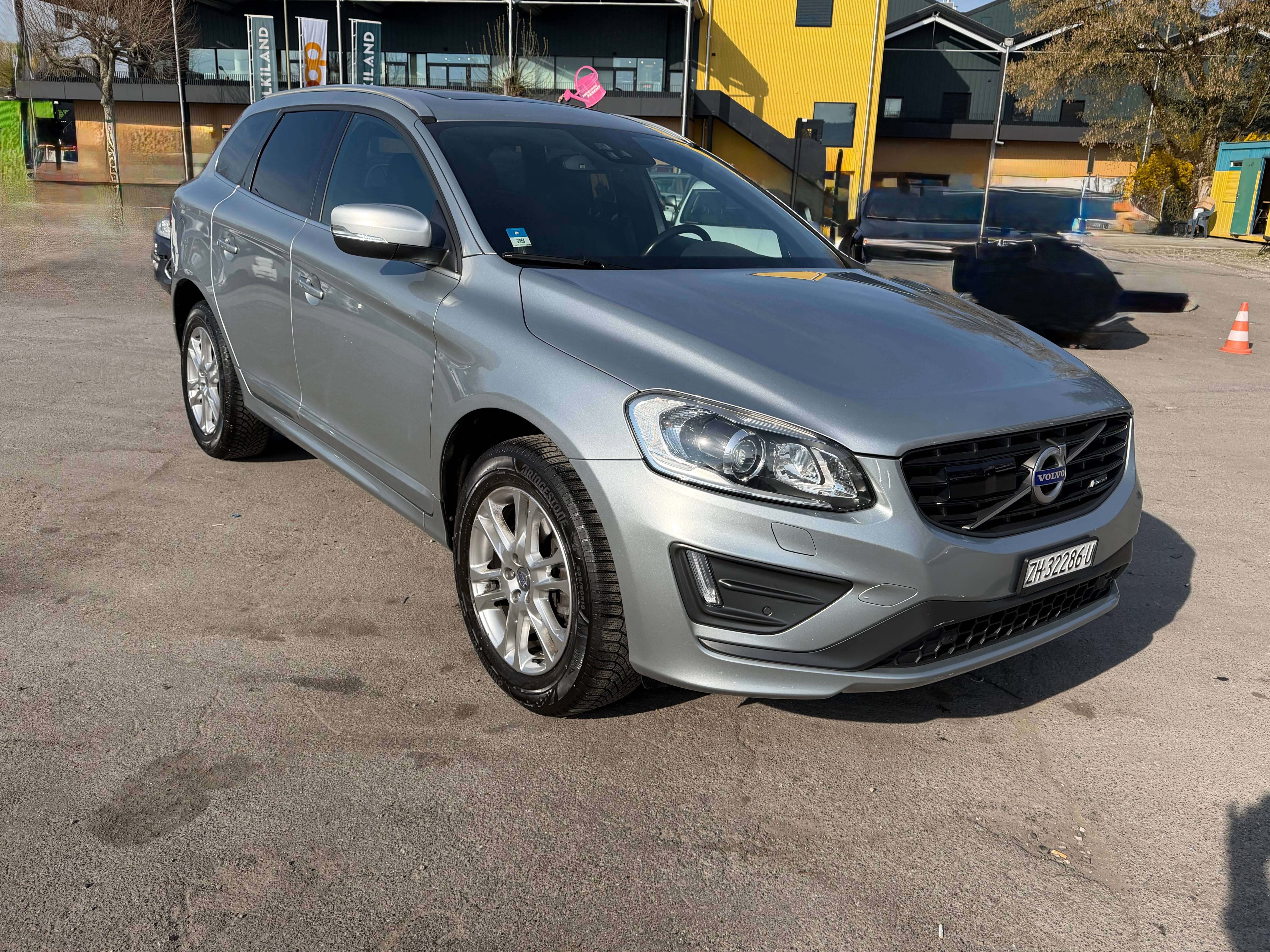 VOLVO XC60 T5 Momentum R-Design Geartronic — slika 3
