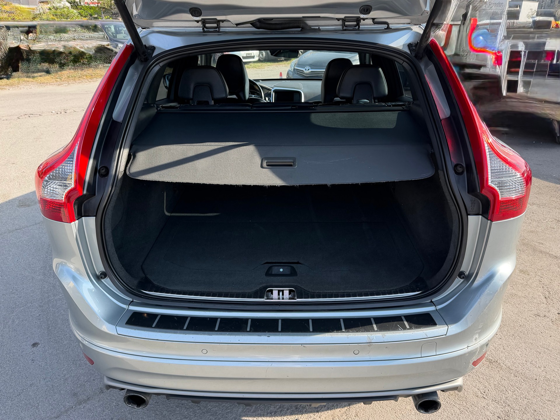 VOLVO XC60 T5 Momentum R-Design Geartronic-image-3