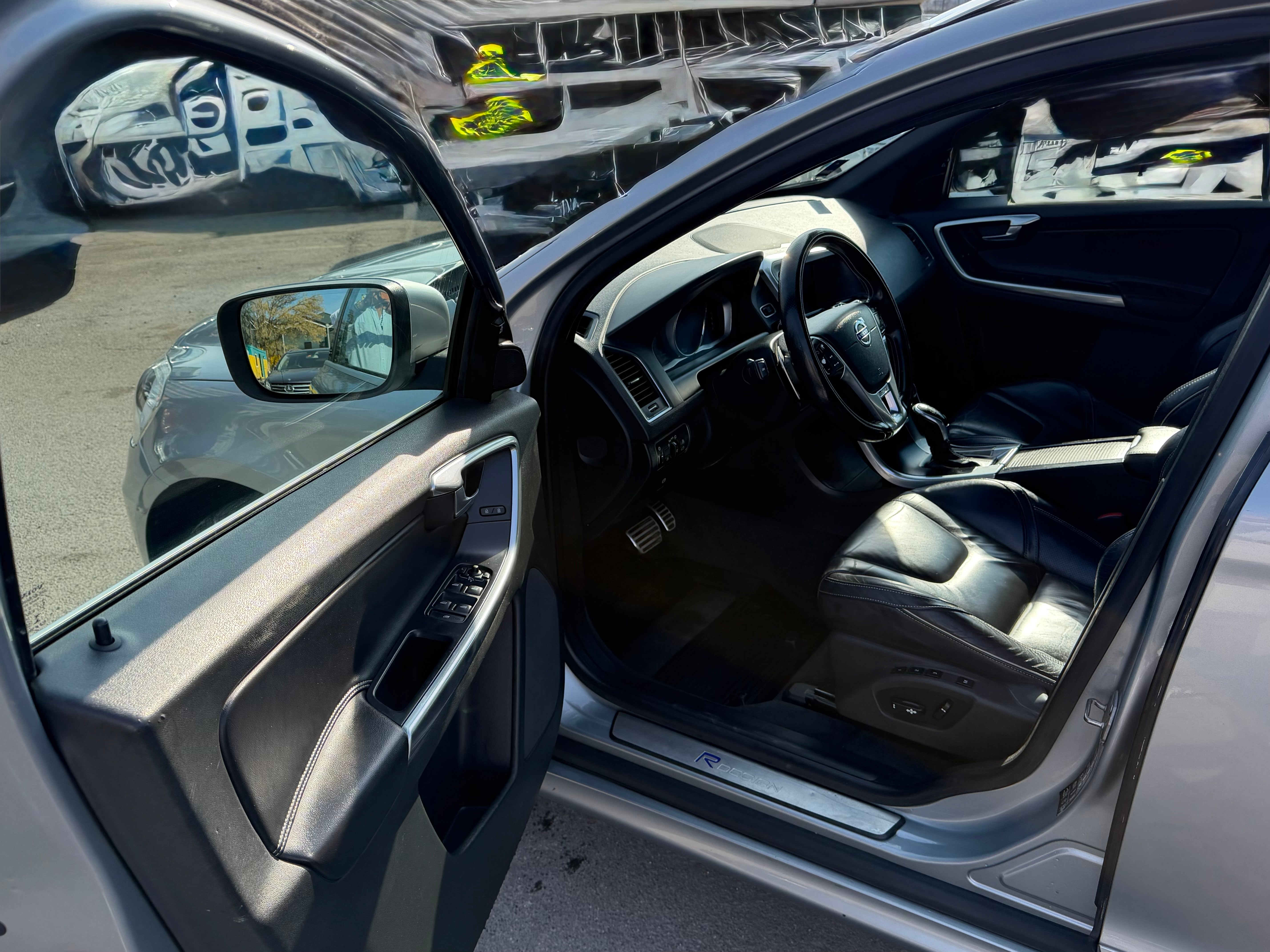 VOLVO XC60 T5 Momentum R-Design Geartronic — slika 12