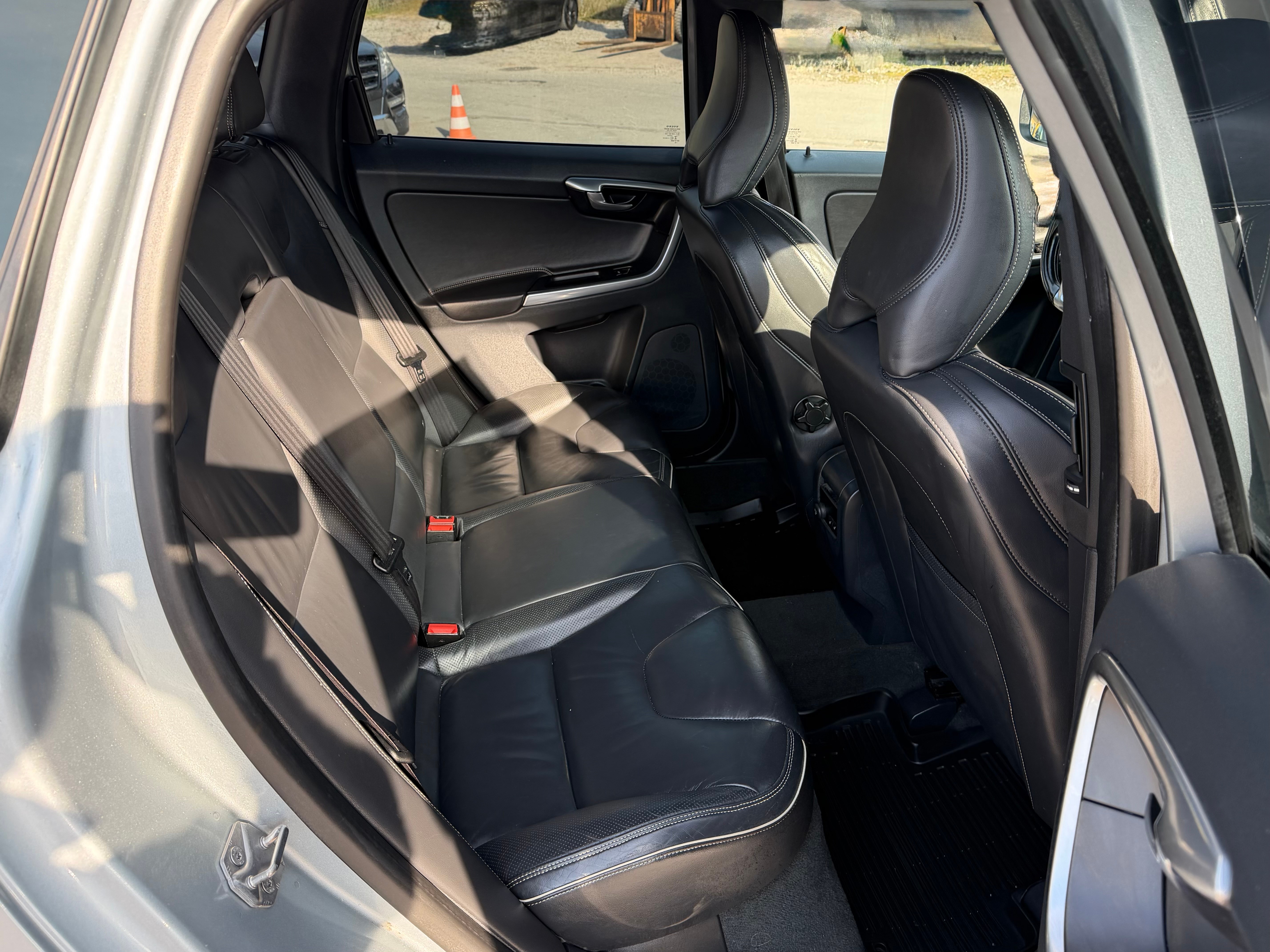 VOLVO XC60 T5 Momentum R-Design Geartronic — slika 9