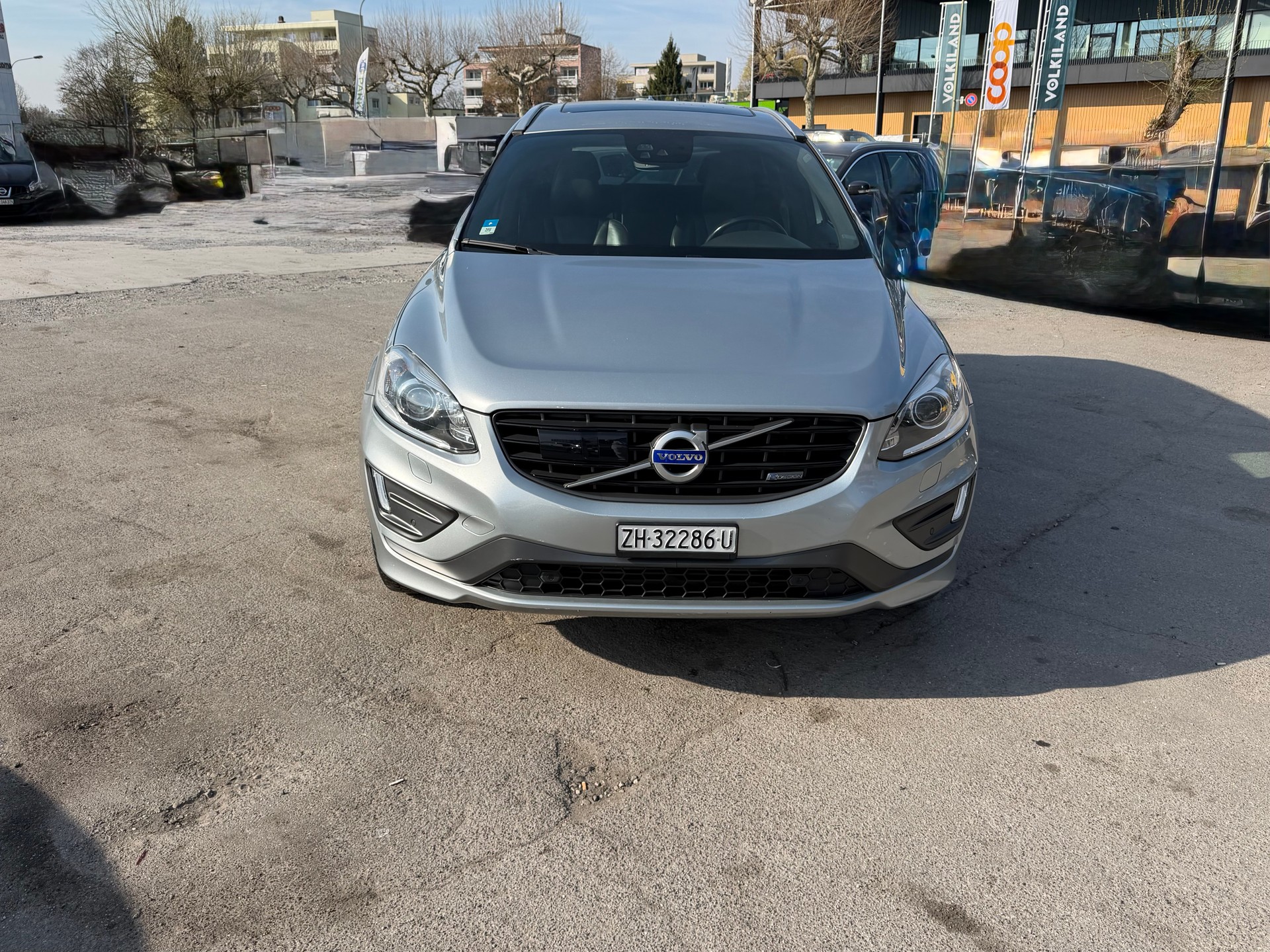 VOLVO XC60 T5 Momentum R-Design Geartronic-image-1