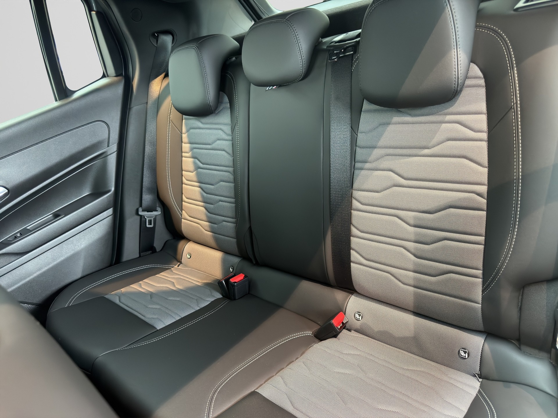 JEEP Avenger 1.2 MHEV Upland 4xe-image-12