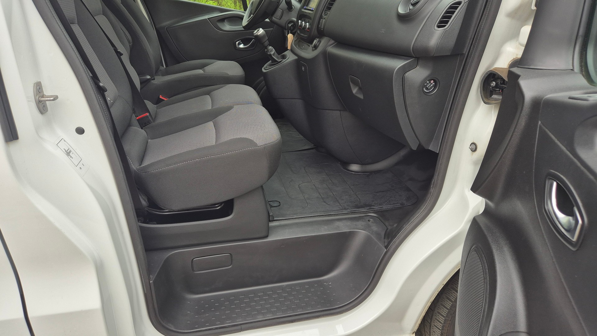 RENAULT Trafic 2.0 dCi 120 3.0t Business L1H1-image-8