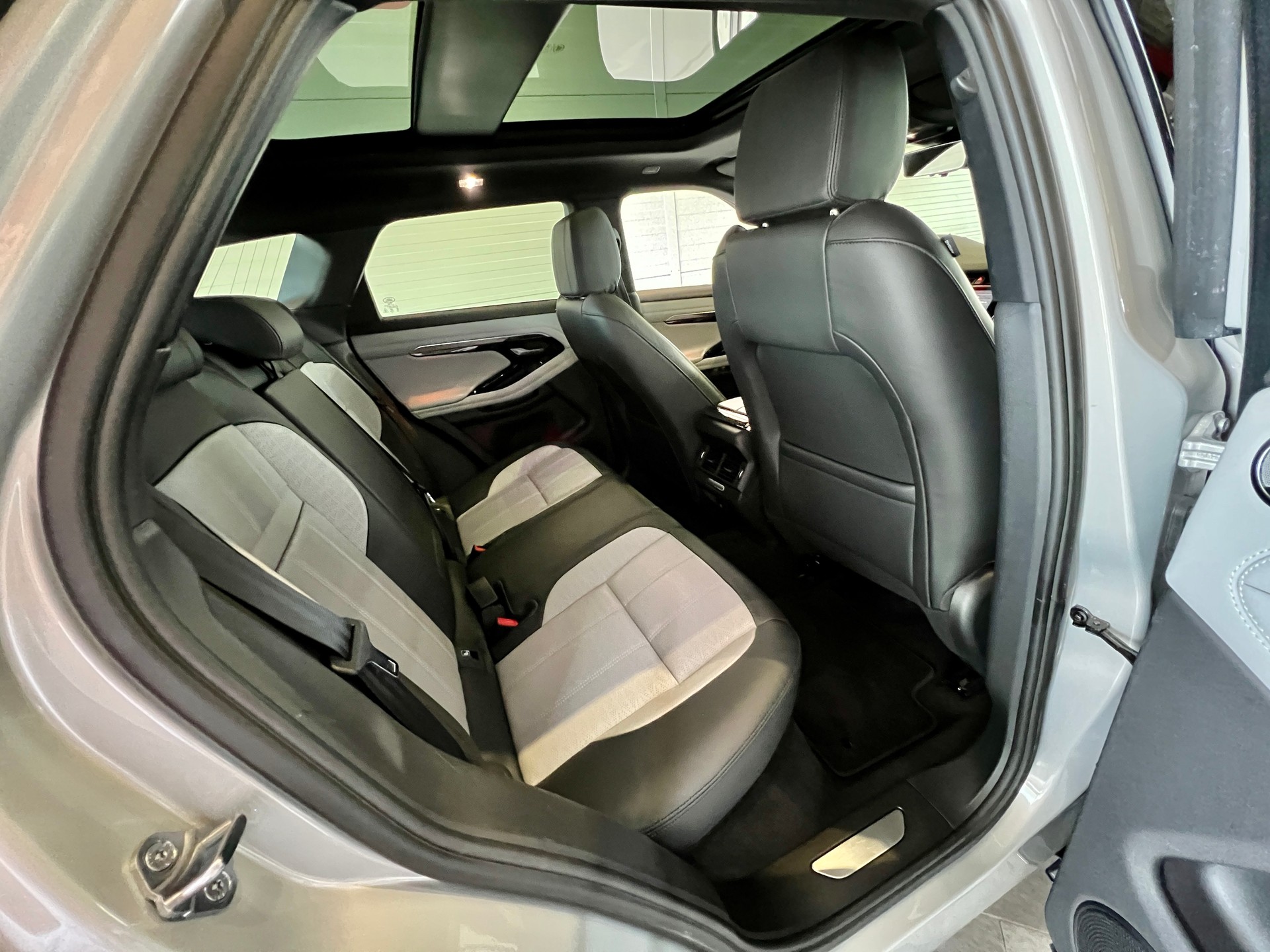 LAND ROVER Range Rover Evoque R-Dynamic P 300 HSE AT9-image-17