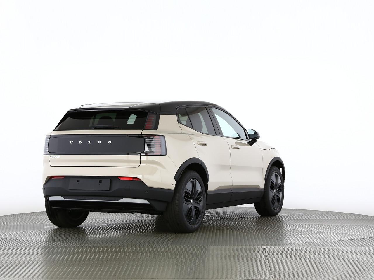VOLVO EX30 CC P8 Ultra AWD-image-1