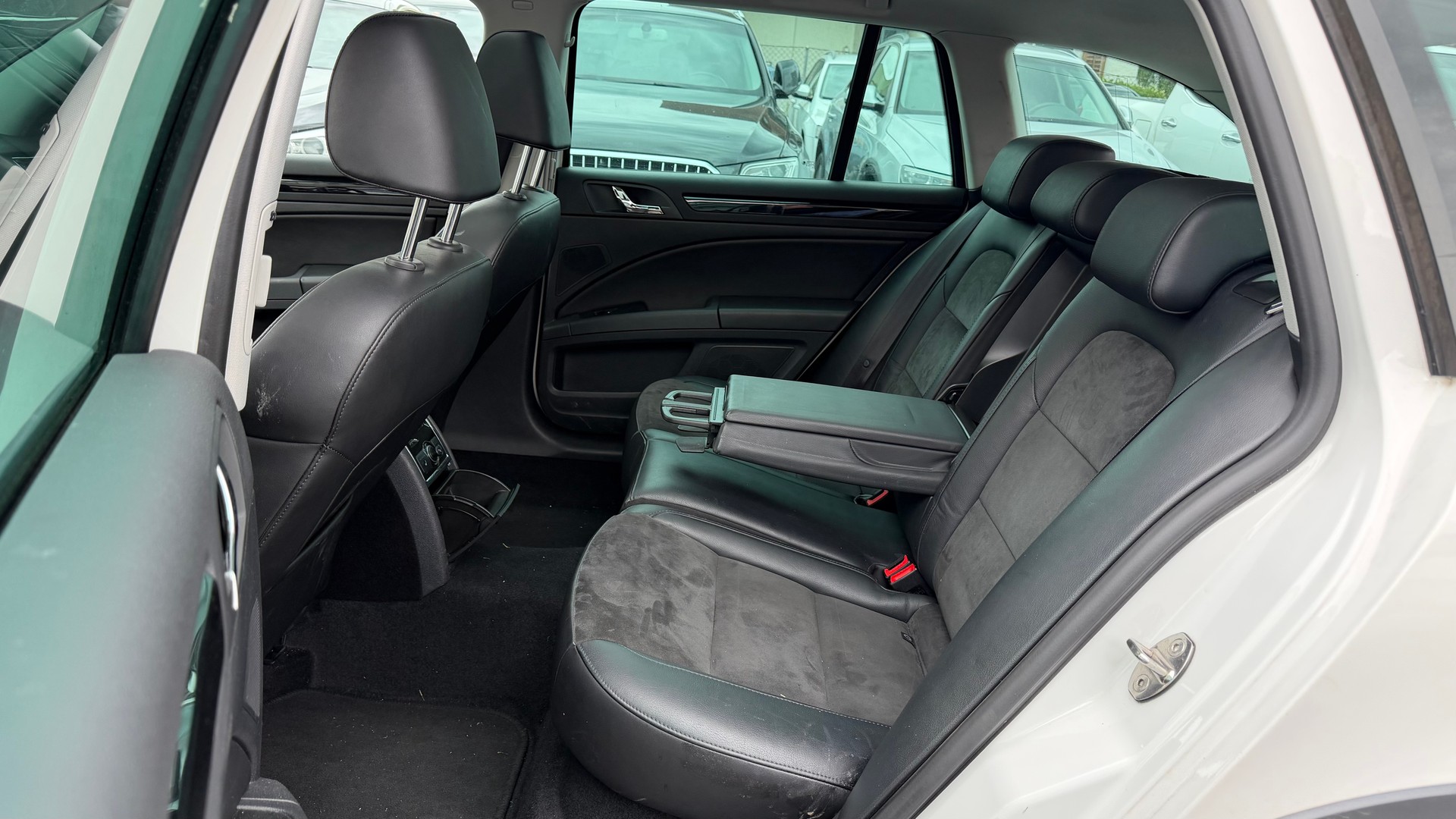 SKODA Superb Combi 2.0 TDi Elegance 4x4 DSG-image-11