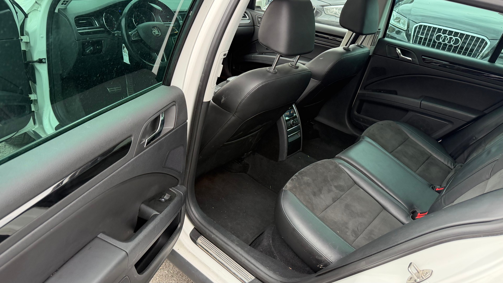 SKODA Superb Combi 2.0 TDi Elegance 4x4 DSG-image-10