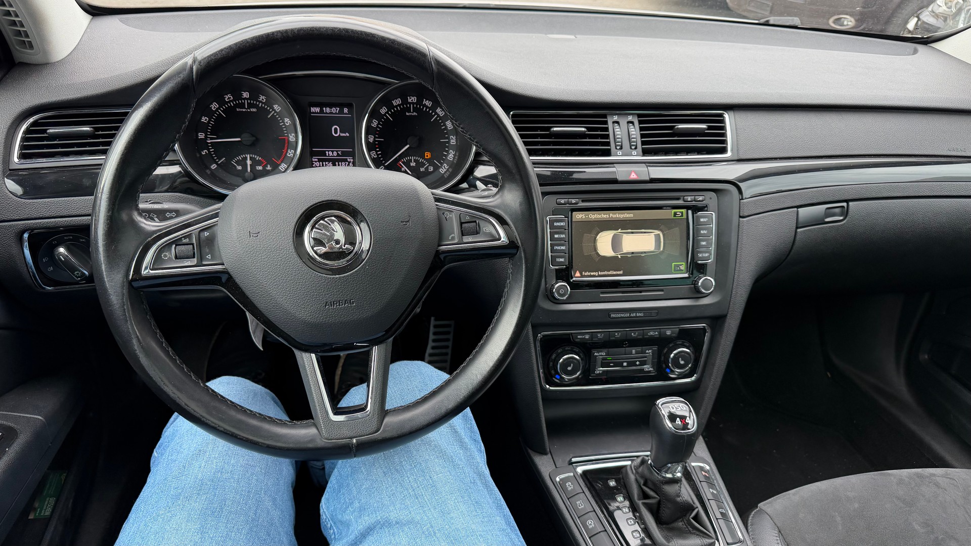 SKODA Superb Combi 2.0 TDi Elegance 4x4 DSG-image-8