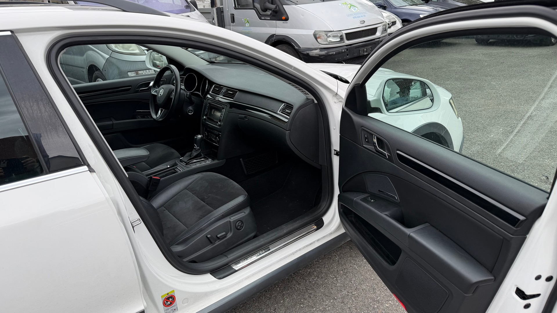 SKODA Superb Combi 2.0 TDi Elegance 4x4 DSG-image-4