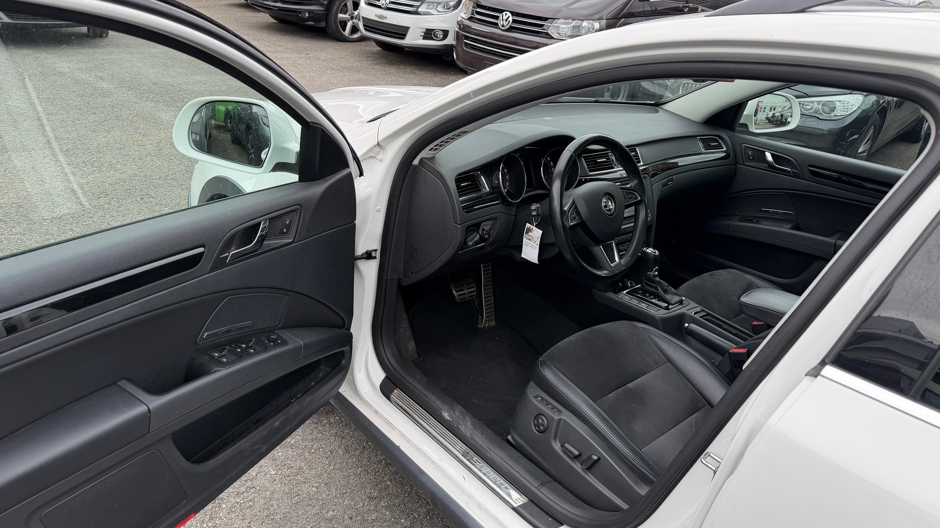 SKODA Superb Combi 2.0 TDi Elegance 4x4 DSG-image-6