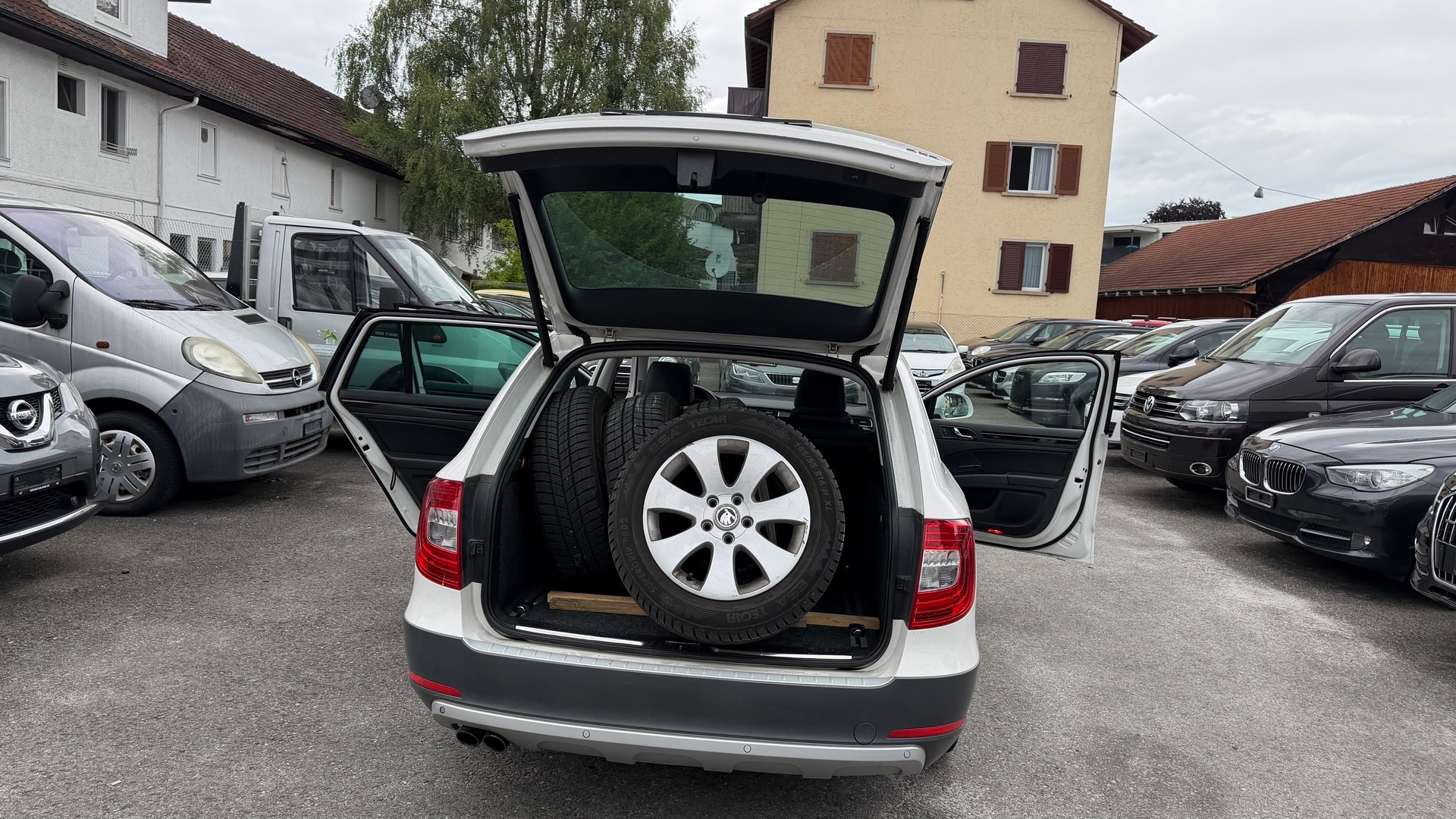 SKODA Superb Combi 2.0 TDi Elegance 4x4 DSG-image-13