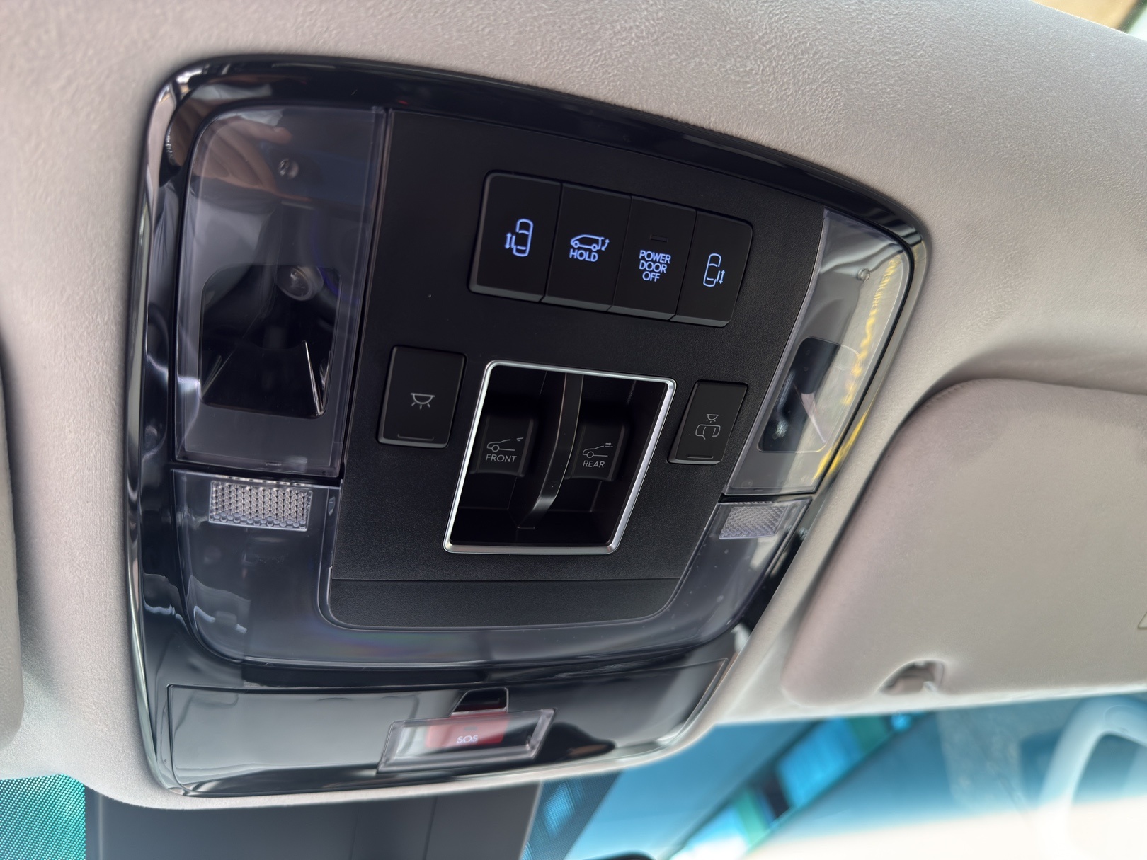 HYUNDAI Staria Premium 1.6 T-GDi HEV Vertex A-image-18
