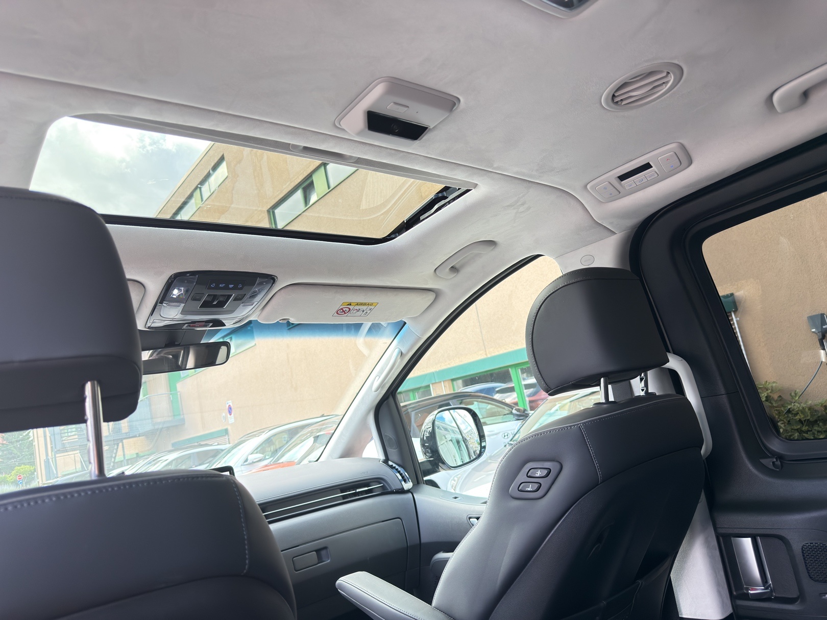 HYUNDAI Staria Premium 1.6 T-GDi HEV Vertex A-image-16