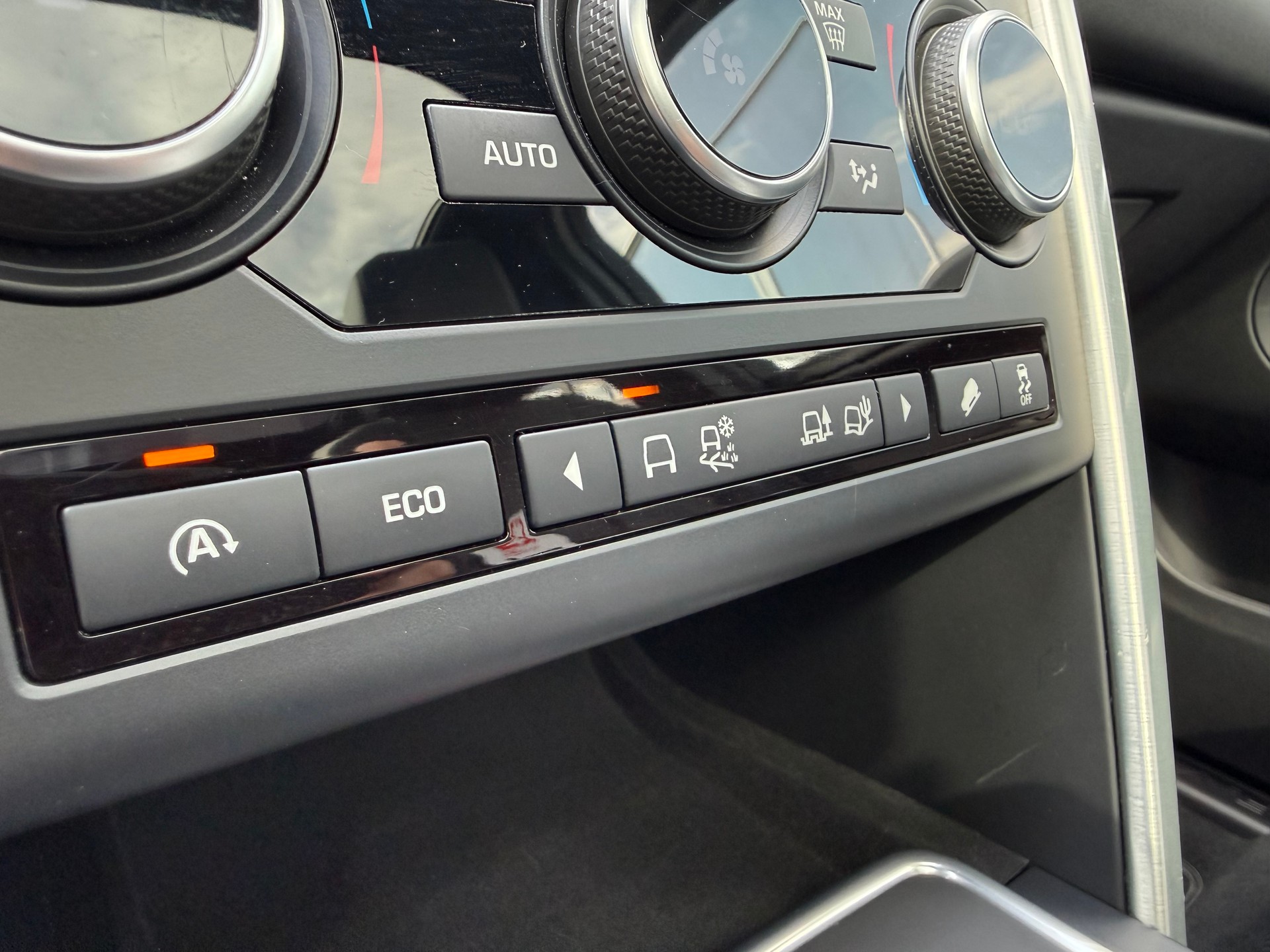 LAND ROVER Discovery Sport 2.0 Si4 HSE Luxury AT9 *Ab MFK *Panoramaglasdach *Elektrische AHK 2000 KG *Spurwechsel Assistent *Keyless-image-13