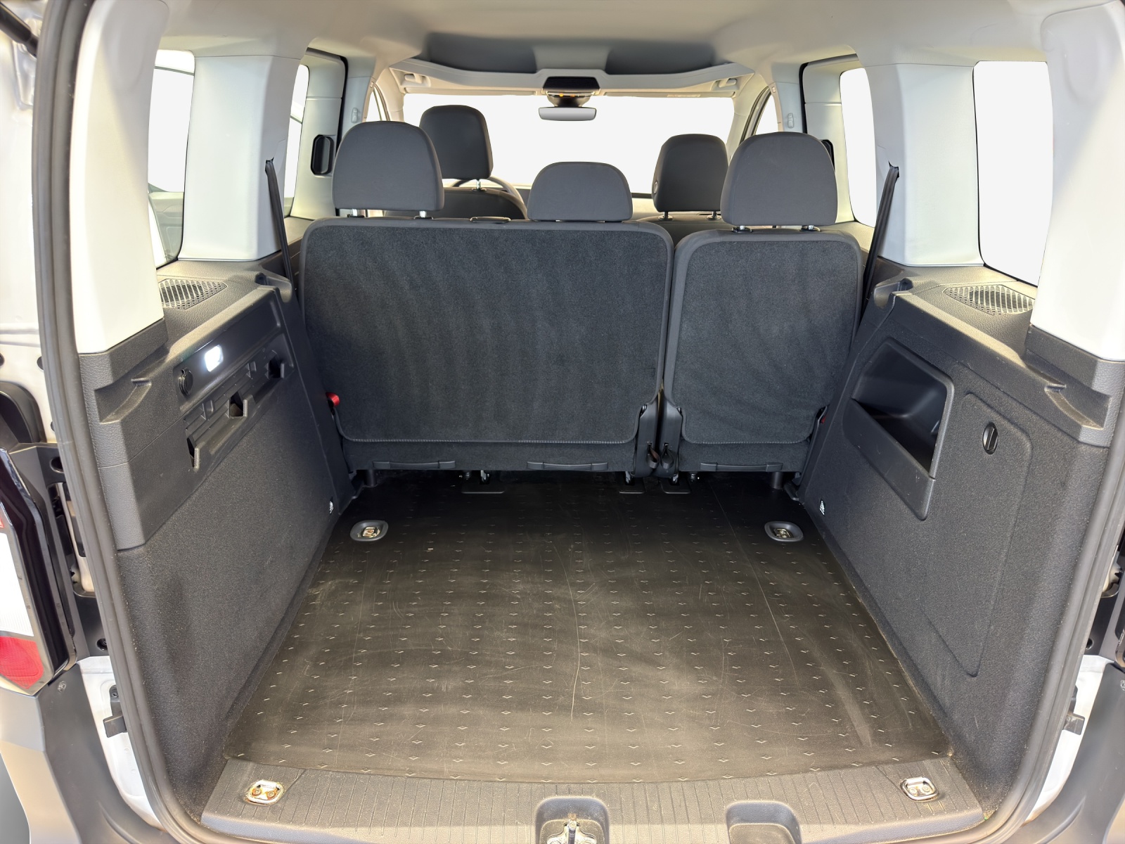 VW Caddy Kombi 2.0TDI-image-12