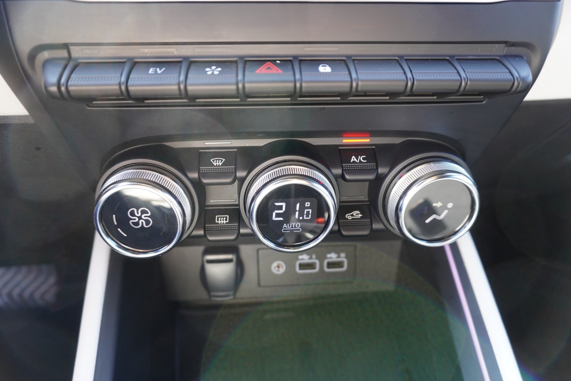 RENAULT Clio 1.6 E-Tech Techno-image-15