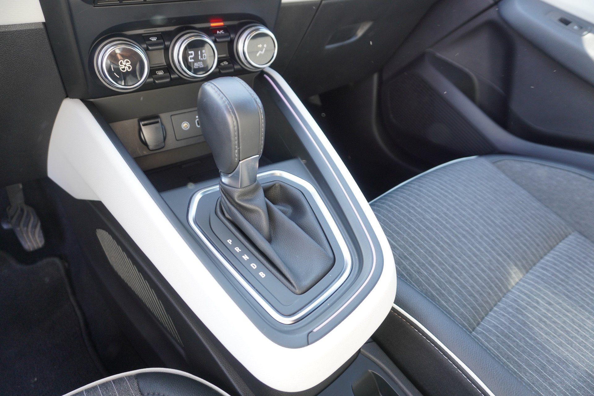 RENAULT Clio 1.6 E-Tech Techno-image-12