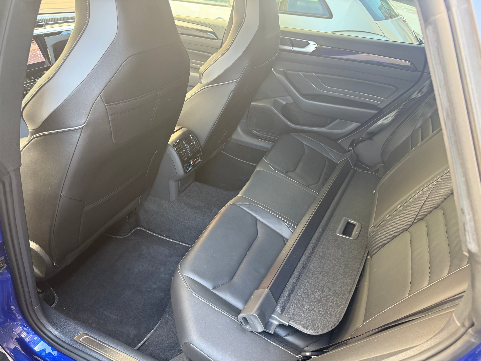 VW Arteon SB 2.0 TDI R-Line 4Motion DSG AHK, Panorama, Head-up-image-8