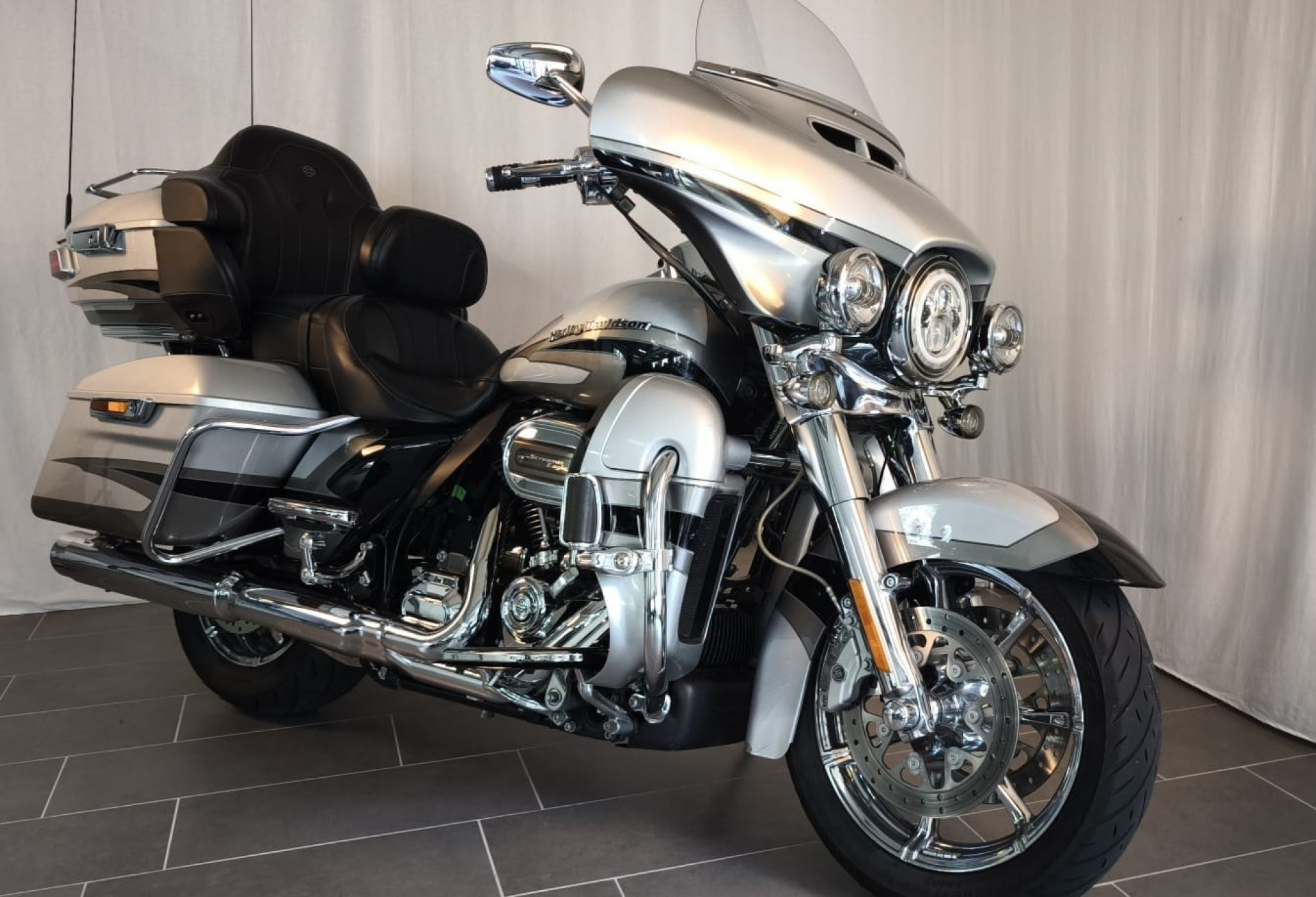 HARLEY-DAVIDSON FLHTKSE 1868 CVO Electra Glide Ultra Limited-showroom-element-1