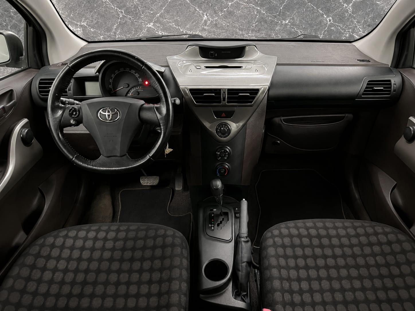 TOYOTA iQ2 1.0 VVT-i Multidrive-image-15