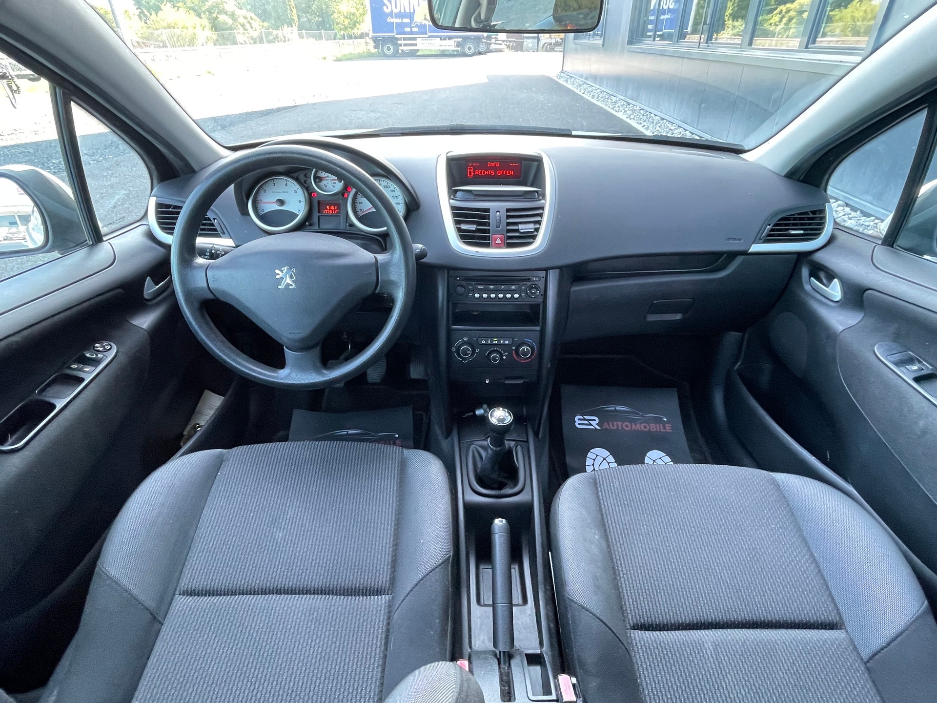 PEUGEOT 207 1.4 16V Trendy Clim-image-8