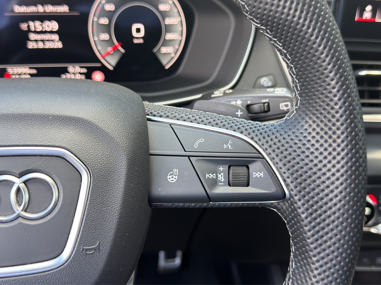 AUDI Q5 45 TFSI advanced quattro S-tronic-image-17