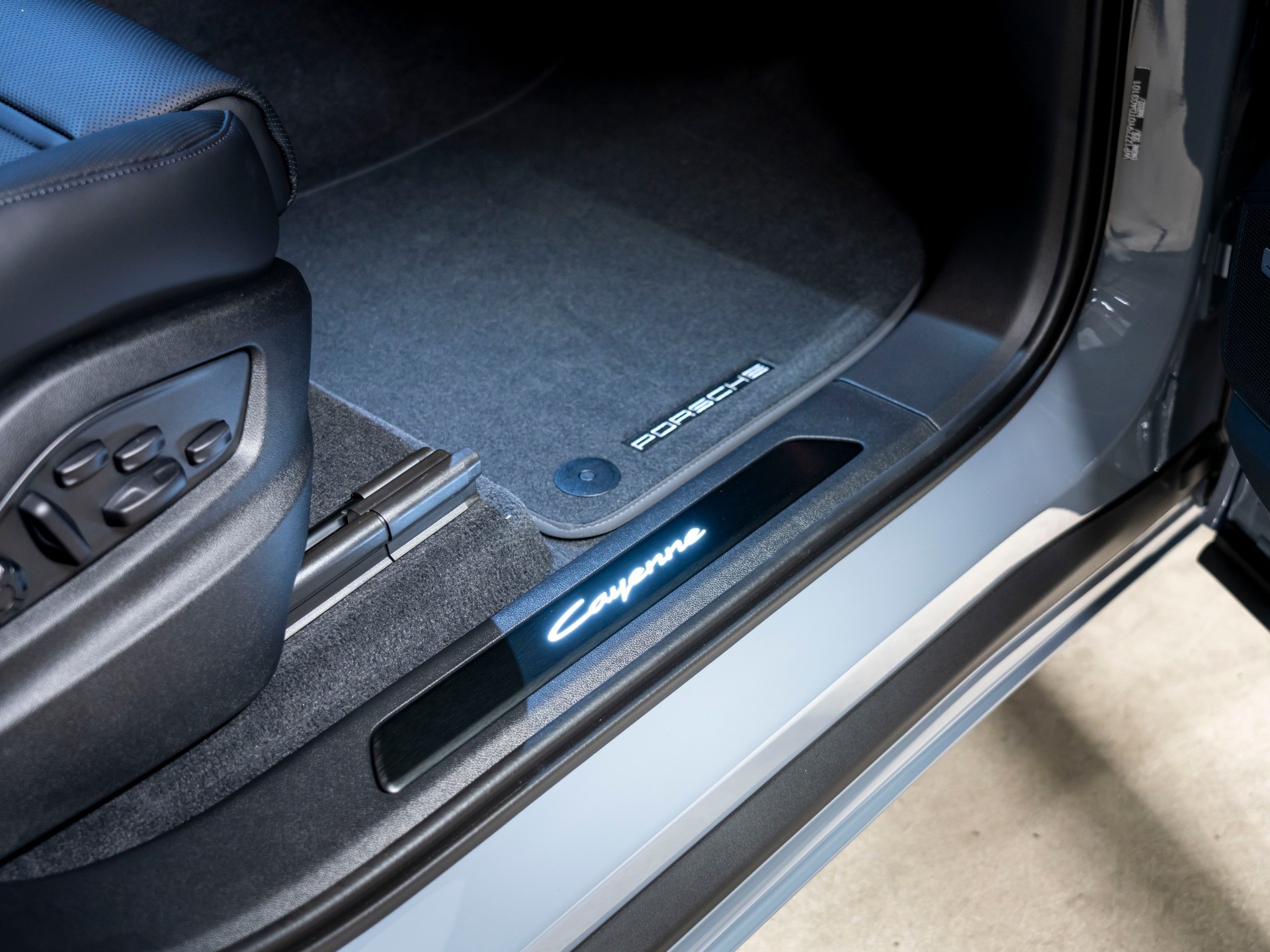 PORSCHE Cayenne Black Edition Tiptronic-image-23