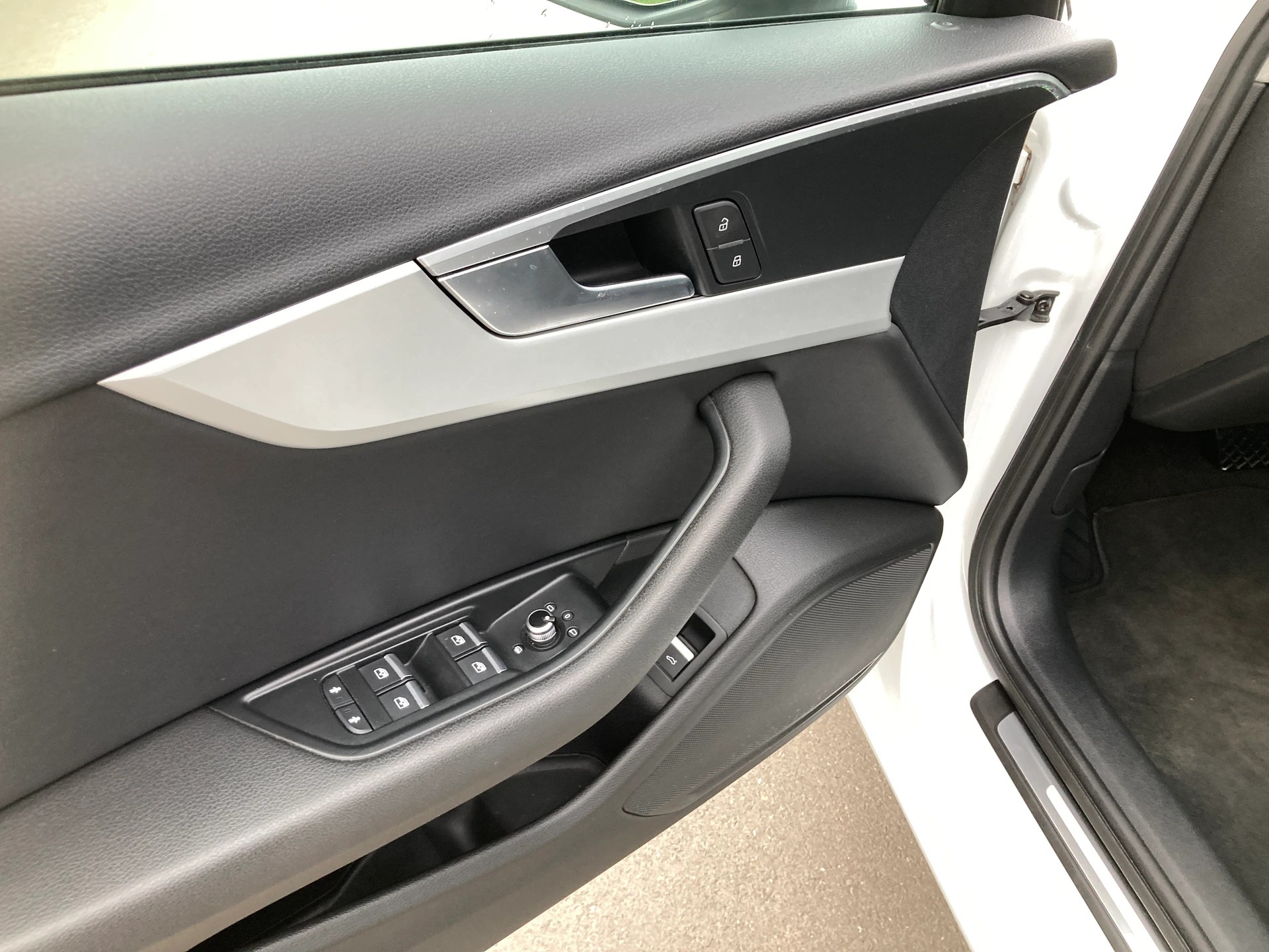 AUDI A4 Avant 2.0 TDI Sport-image-9