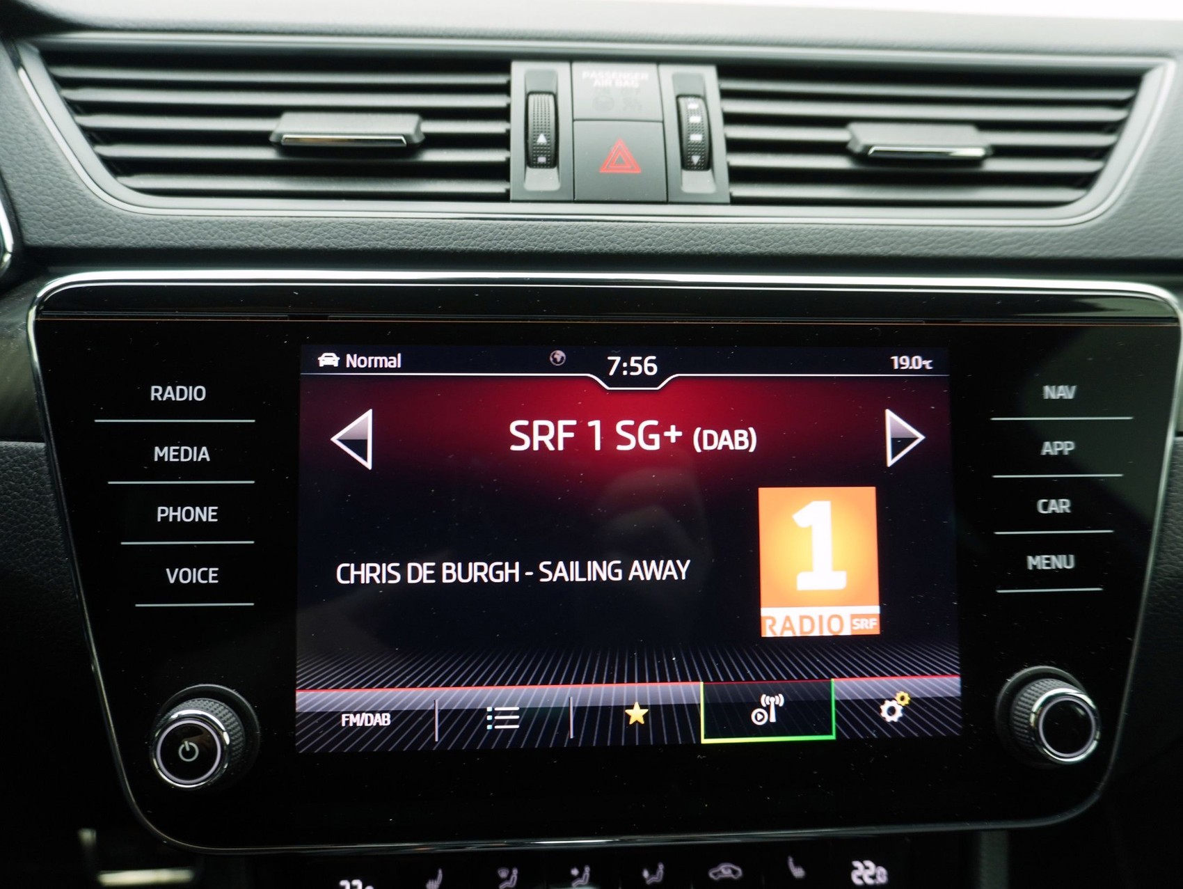 SKODA Superb Combi 1.4 TSI DSG PHEV Sport Line-image-19