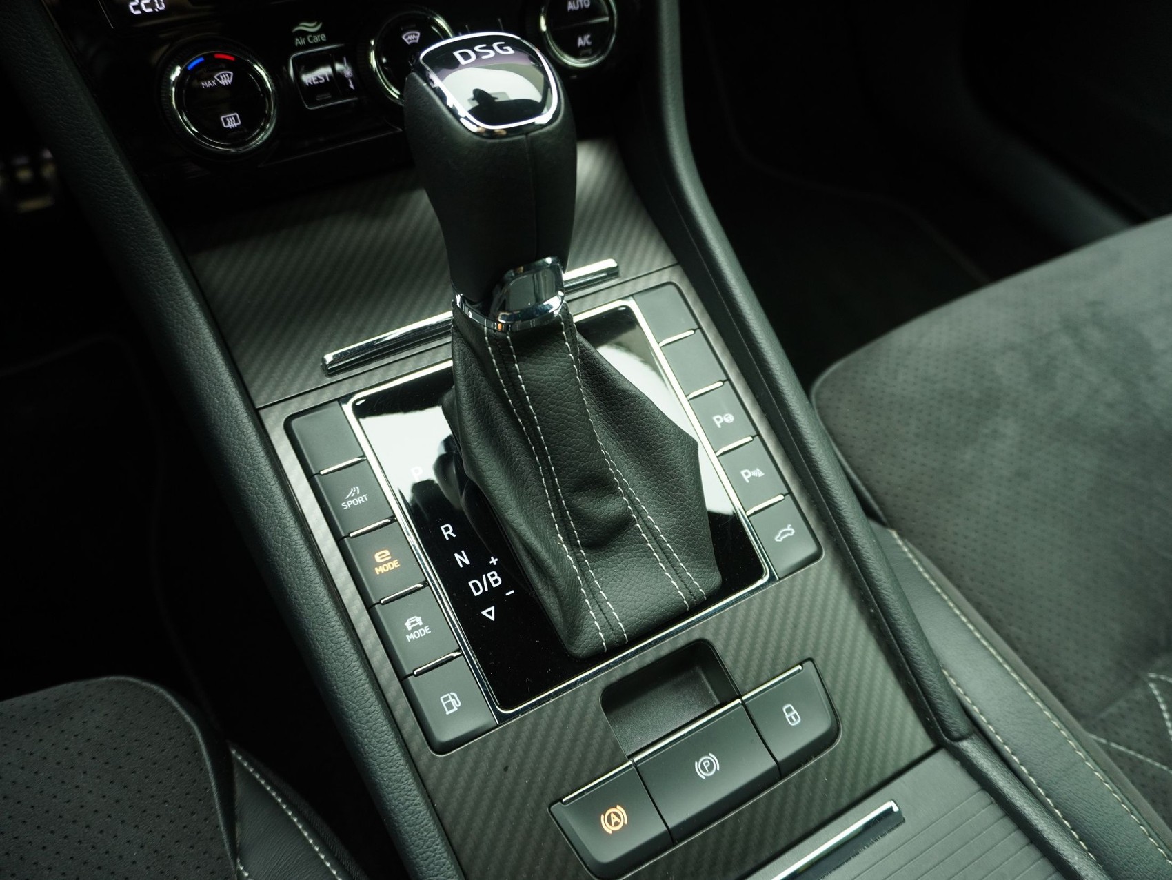 SKODA Superb Combi 1.4 TSI DSG PHEV Sport Line-image-14