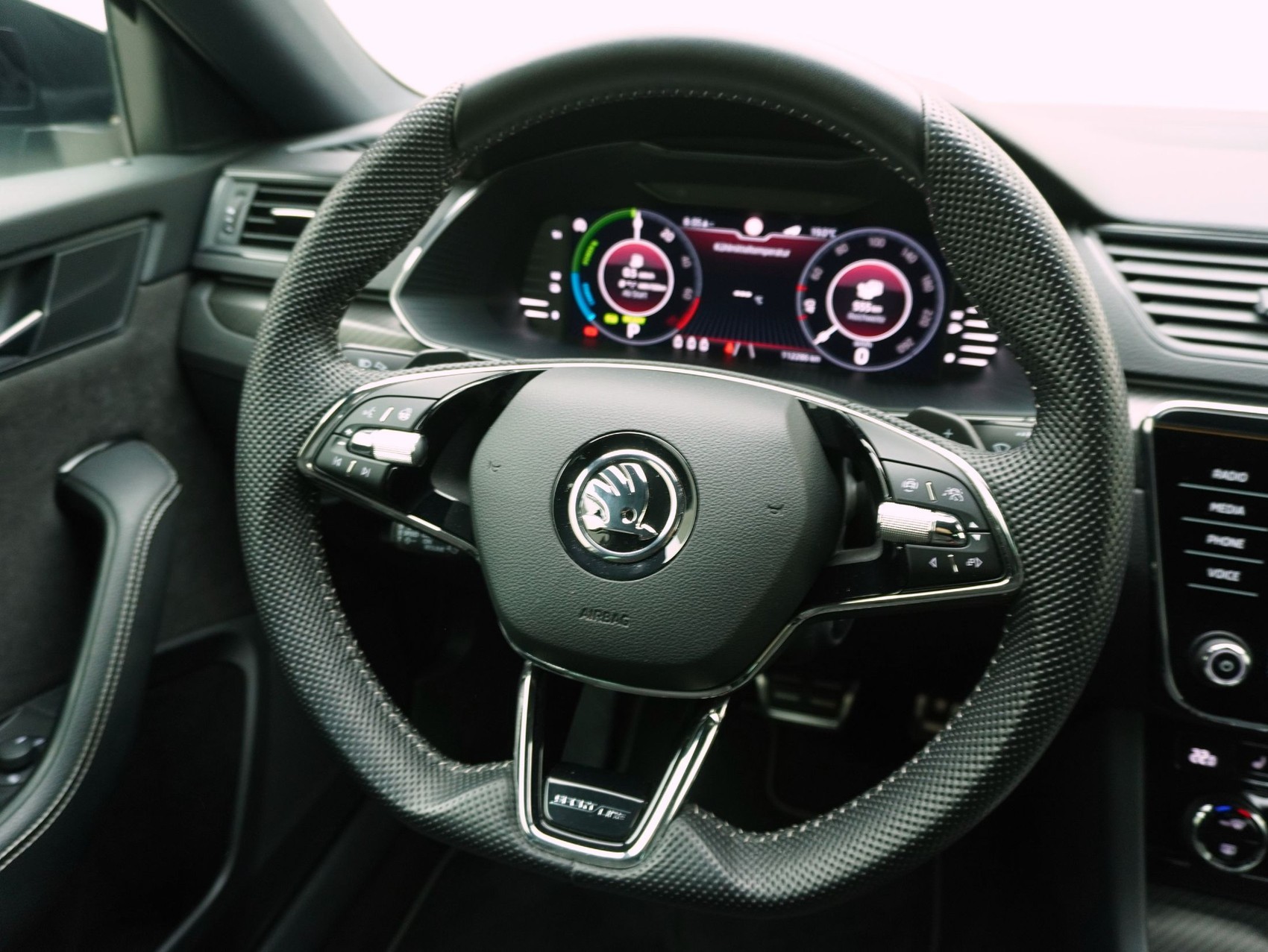 SKODA Superb Combi 1.4 TSI DSG PHEV Sport Line-image-8