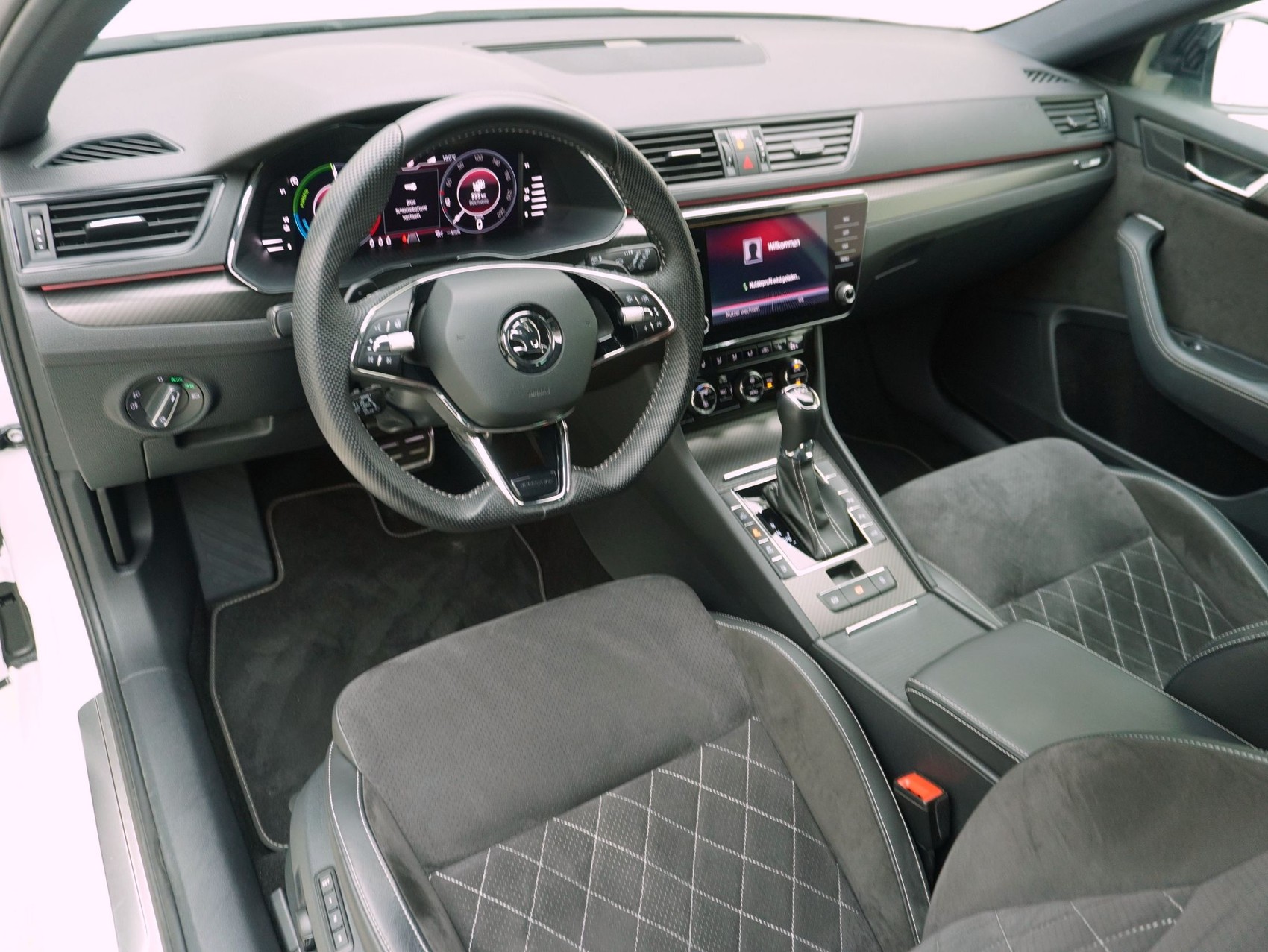 SKODA Superb Combi 1.4 TSI DSG PHEV Sport Line-image-11