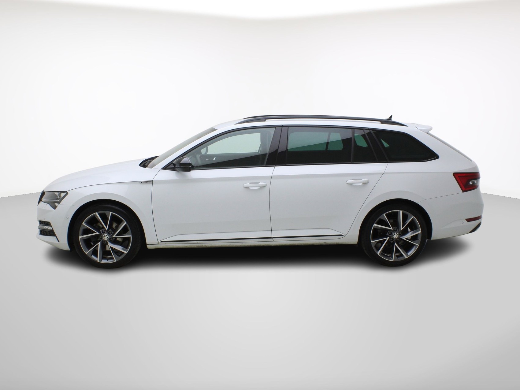 SKODA Superb Combi 1.4 TSI DSG PHEV Sport Line-image-2