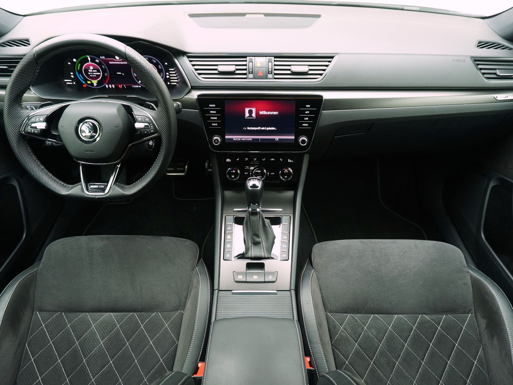SKODA Superb Combi 1.4 TSI DSG PHEV Sport Line-image-13