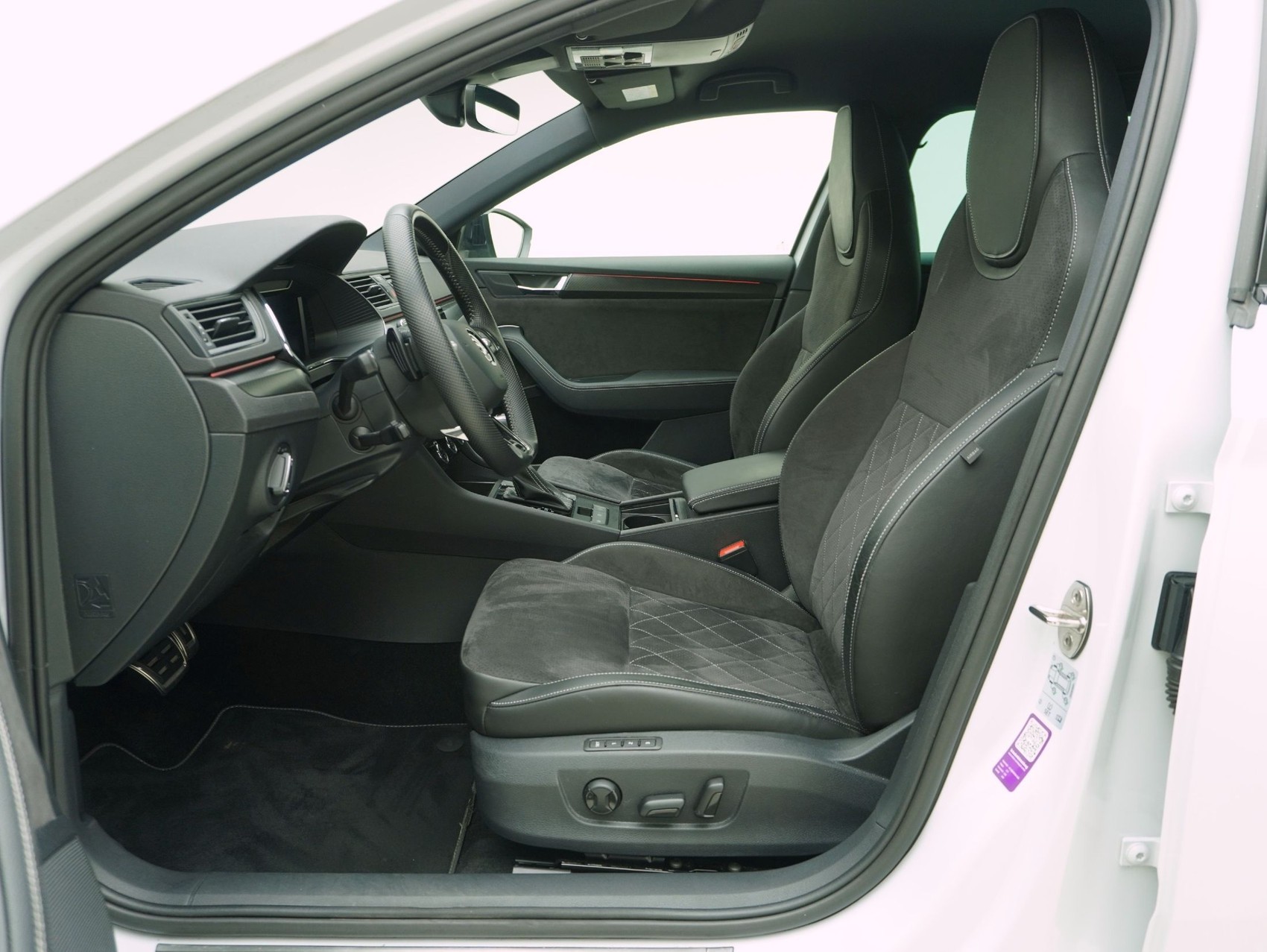 SKODA Superb Combi 1.4 TSI DSG PHEV Sport Line-image-10