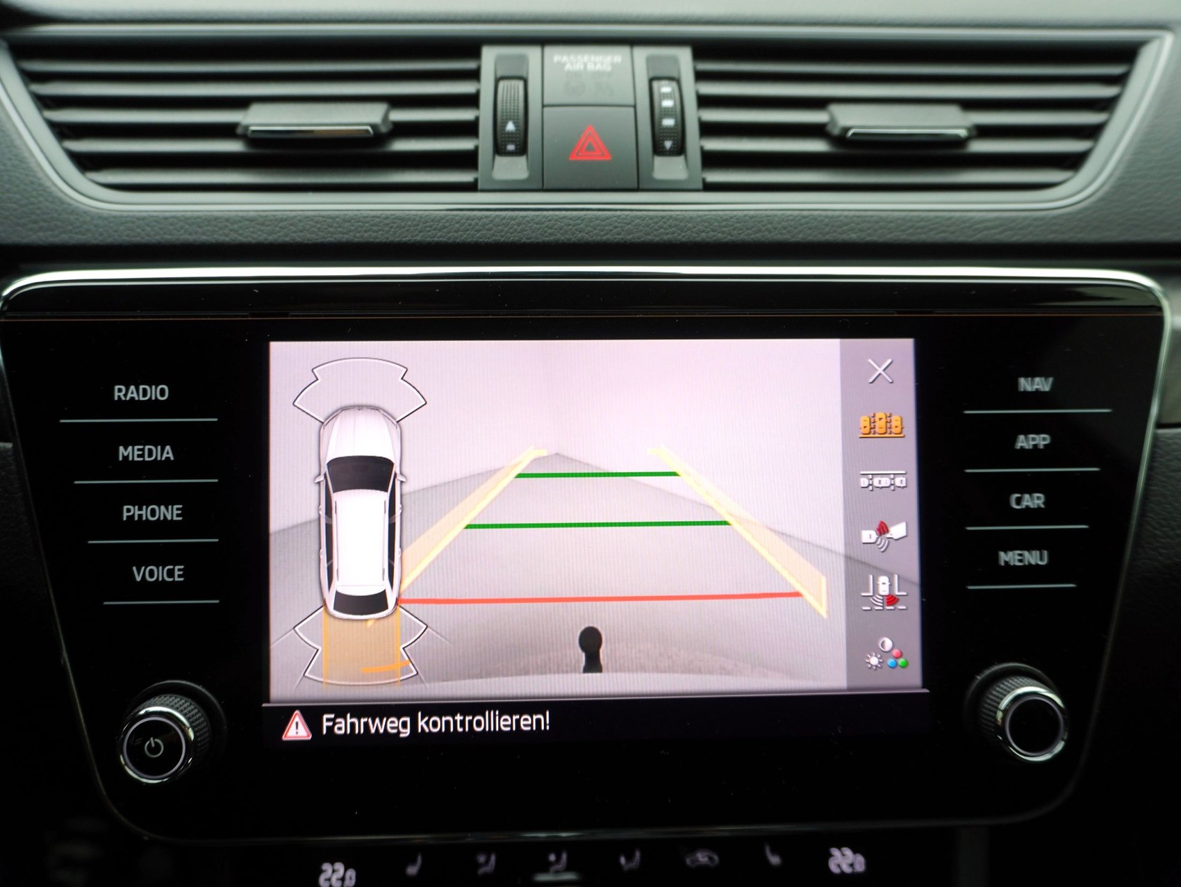SKODA Superb Combi 1.4 TSI DSG PHEV Sport Line-image-18