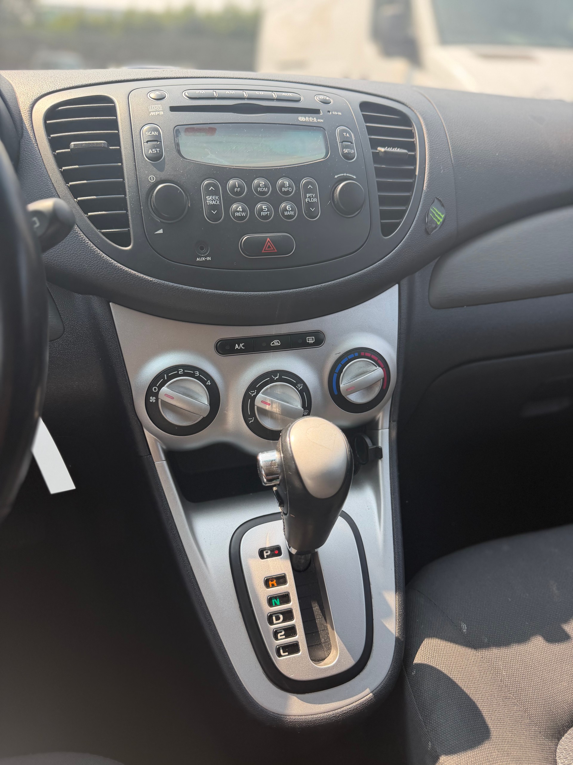 HYUNDAI i10 1.1 Style Automatic-image-8